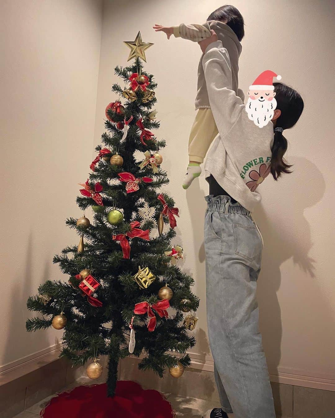 森本さやかのインスタグラム：「*↟⍋*↟⁡⁡ #クリスマスツリー🎄   ツリーを見上げていたはずの娘も いつの間にかこんなに大きくなっていた(✿´꒳` )   #クリスマスツリー飾り付け   #christmastree  #姉弟  #8歳差」