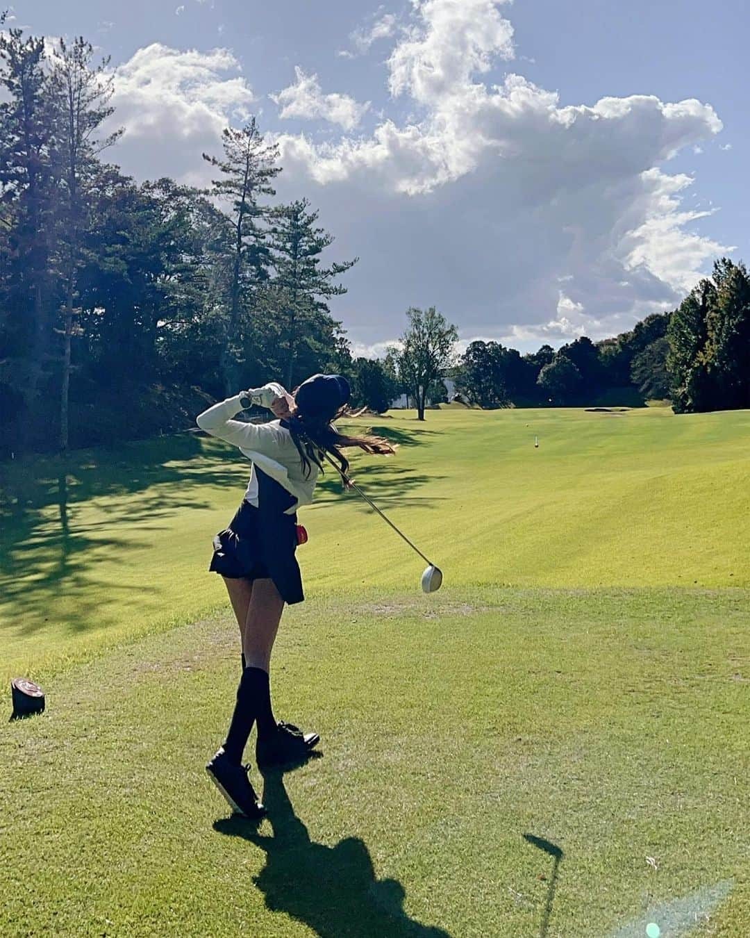 朝風れいのインスタグラム：「☁️💚⛳️💚☁️  ゴルフ合宿のような3日間🔥 with @gomachan.dayo   一緒に回ったお友達が教えるのうますぎて、本当に先生みたいだった😂😂😂 私の「はいっ！！！」は生粋の体育会系だね🙃w  この日はまだ、講師（友達）によるスイング改革が行われる前日なので、今と全然違うけど、ゴルフは知れば知るほど楽しいし、人によって練習方法も合う合わないが様々だから、深いよね😆  ゴルフ始めてお友達が増えた事も本当に嬉しい🫰🫰 ゴマちゃんからはね、会うたびに、明るさや優しさや強さや自分への向上心…沢山のこと学びになるんだ！  ②素振りが一番綺麗w ③下手過ぎのチョロすぎ。笑って誤魔化すw ④懐かしの葉っぱ隊in Autumn 仲良すぎやろw ⑤普通のドライバー ⑥完全に先生と生徒の返事🤣アプローチはよく褒めてもらいます(￣∇￣) ⑦エモい夕陽🧡コメントの「明日頑張ります😅」が、もう強化合宿感だよね。。。  ️ #golf  #ゴルフ #ゴルフ女子 #golfwear #ゴルフウェア #1piu1uguale3」