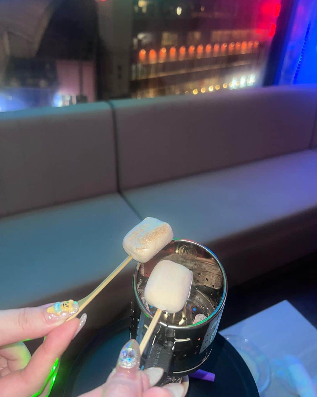 駒井まちさんのインスタグラム写真 - (駒井まちInstagram)「梅田にあるShisha cafe&ber sss(@shisha.umeda.sss )に まいちゃんと行ってきました⭐️  私は実は初シーシャ！笑 スタッフさんも親切でおすすめのフレーバーの 組み合わせも教えてくれたよ☺️ 今回はローズとジャスミンとピーチとバニラのフレーバーでお任せしました🫧  シャボン玉シーシャをしたかったけど難しかった😵‍💫🫨笑  営業時間は19時〜朝5時までで 飲み放題もあってコスパも🙆‍♀️💯 ダーツやゲームもありました🎮🎯  焼きマシュマロができたり わたあめカクテルとか可愛くて映える ドリンクもあって女子会にも嬉しい🍸💫  場所も分かりやすくアクセスもいいのでおすすめです☺️⭐️  #シーシャCafeBarSSS梅田店 #CafeBarSSS #梅田  #梅田バー #梅田シーシャ  #梅田グルメ  #梅田ディナー #大阪バー #大阪シーシャ #大阪グルメ #大阪ディナー  #梅田飲み」11月19日 23時53分 - _komaimachi_