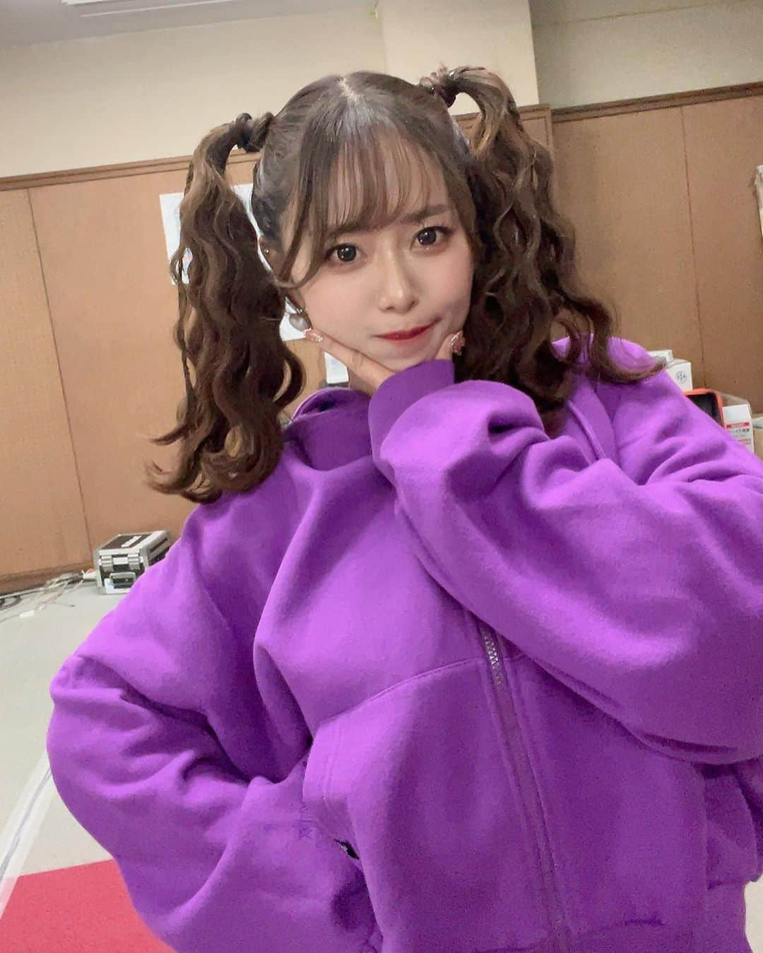 井口裕香さんのインスタグラム写真 - (井口裕香Instagram)「💜💜💜 2023/11/19 ガルパンあんこう祭2023 第３部ヘアメイク🤍 ↪︎ @nozaking42 ♡ ♡ ♡  パンツァージャケット着ての写真撮りそびれちゃった！ 紫色のパーカーは私物です〜👾  #三つ編みほどいて #しっかり巻き直して #ワッフルツインテール  #とても手が込んでおります #細い三つ編みがポイントです #プロのメイクさんってすごいや！！！」11月19日 23時54分 - ooo31_iguchiyuka_31ooo