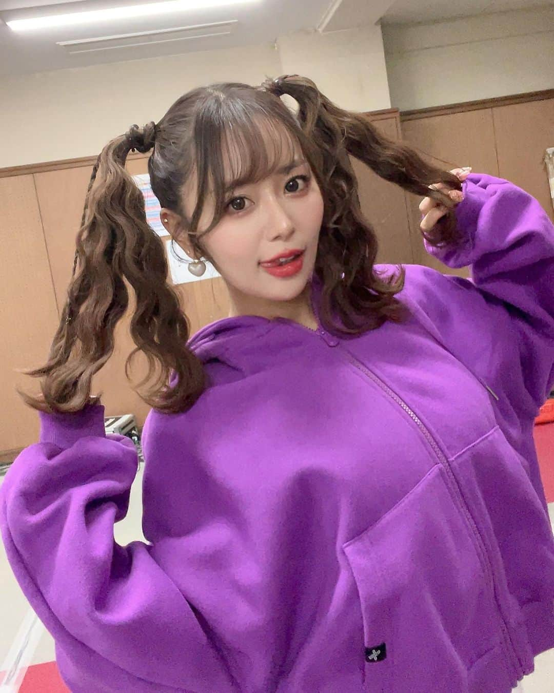 井口裕香さんのインスタグラム写真 - (井口裕香Instagram)「💜💜💜 2023/11/19 ガルパンあんこう祭2023 第３部ヘアメイク🤍 ↪︎ @nozaking42 ♡ ♡ ♡  パンツァージャケット着ての写真撮りそびれちゃった！ 紫色のパーカーは私物です〜👾  #三つ編みほどいて #しっかり巻き直して #ワッフルツインテール  #とても手が込んでおります #細い三つ編みがポイントです #プロのメイクさんってすごいや！！！」11月19日 23時54分 - ooo31_iguchiyuka_31ooo