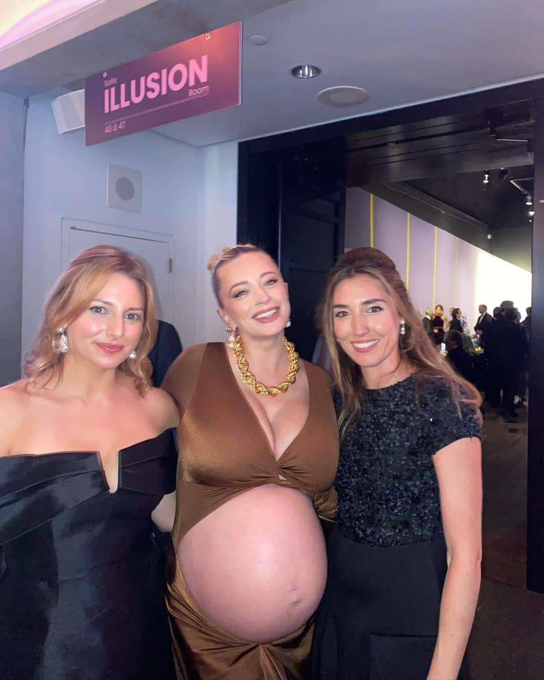 キャロライン・ヴリーランドさんのインスタグラム写真 - (キャロライン・ヴリーランドInstagram)「Preggo attends the function ⭐️ bal du @mbamtl ⭐️」11月20日 0時05分 - carolinevreeland