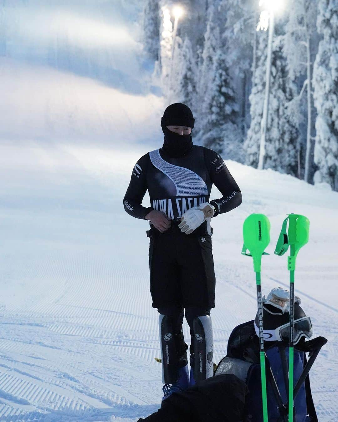 佐々木明のインスタグラム：「That’s why glowed my mind.  #finland #training #focus #experience #journey  #lifegoeson #levi #ruka #kittila #scandinavia #winterwonderland   普通に生活しようとしていた9年間 自分なりの普通を模索していましたが この生活に戻る事を選べて また刺激による 成長を味わえています。  この後の人生もきっと僕は水（雪）に接して生きて行くんだろう そう感じています。  しかし極度に集中して日々を過ごすのは後2年と決め 残りを最大限費やすと決め  そしてまた自然の美しくも険しい山へ戻ろうと思います」