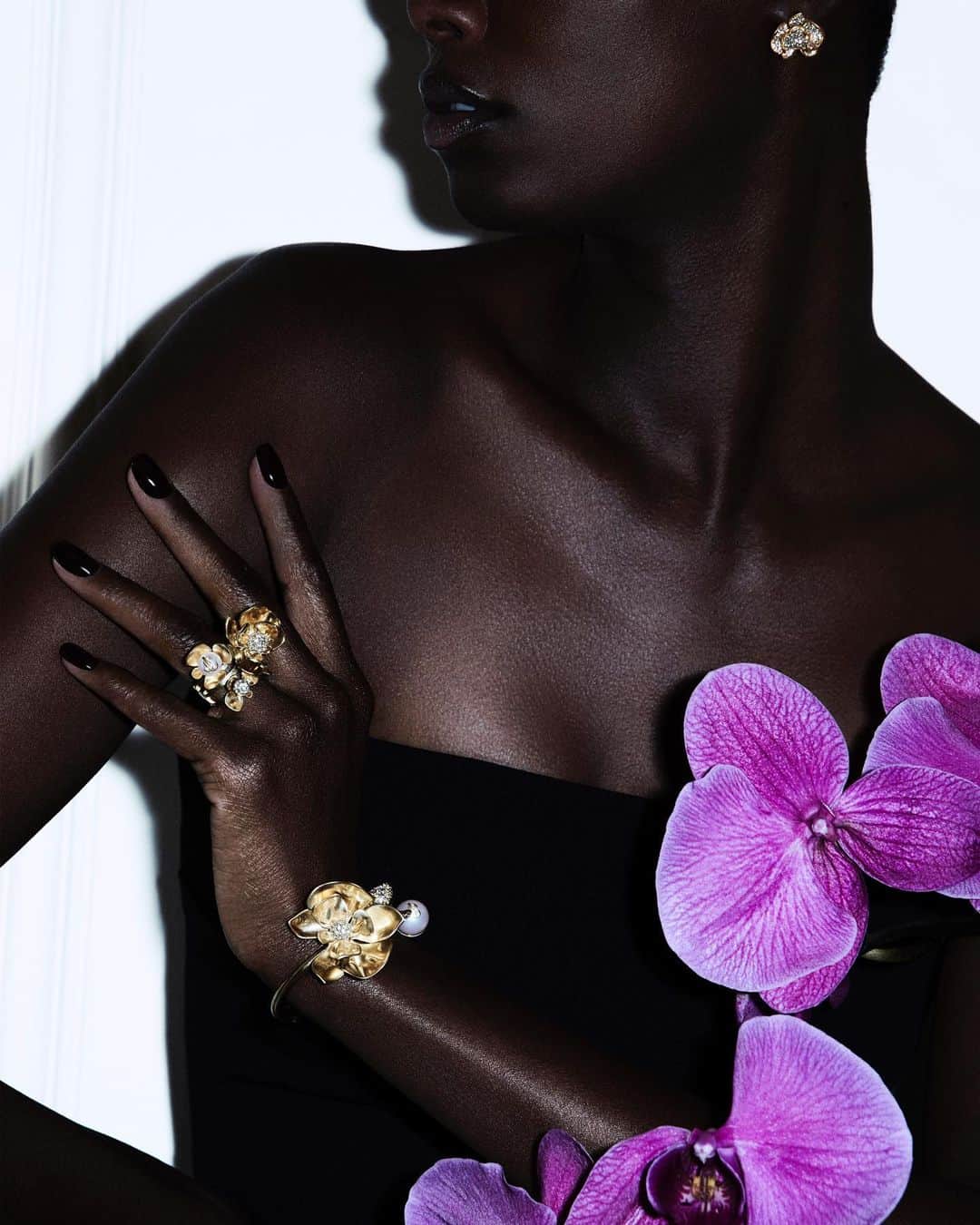 Jimmy Chooのインスタグラム：「Capturing the indulgent spirit of the season, Winter 2023's handcrafted petal cuff and ring make the perfect finishing touch to any ensemble  #JimmyChoo」