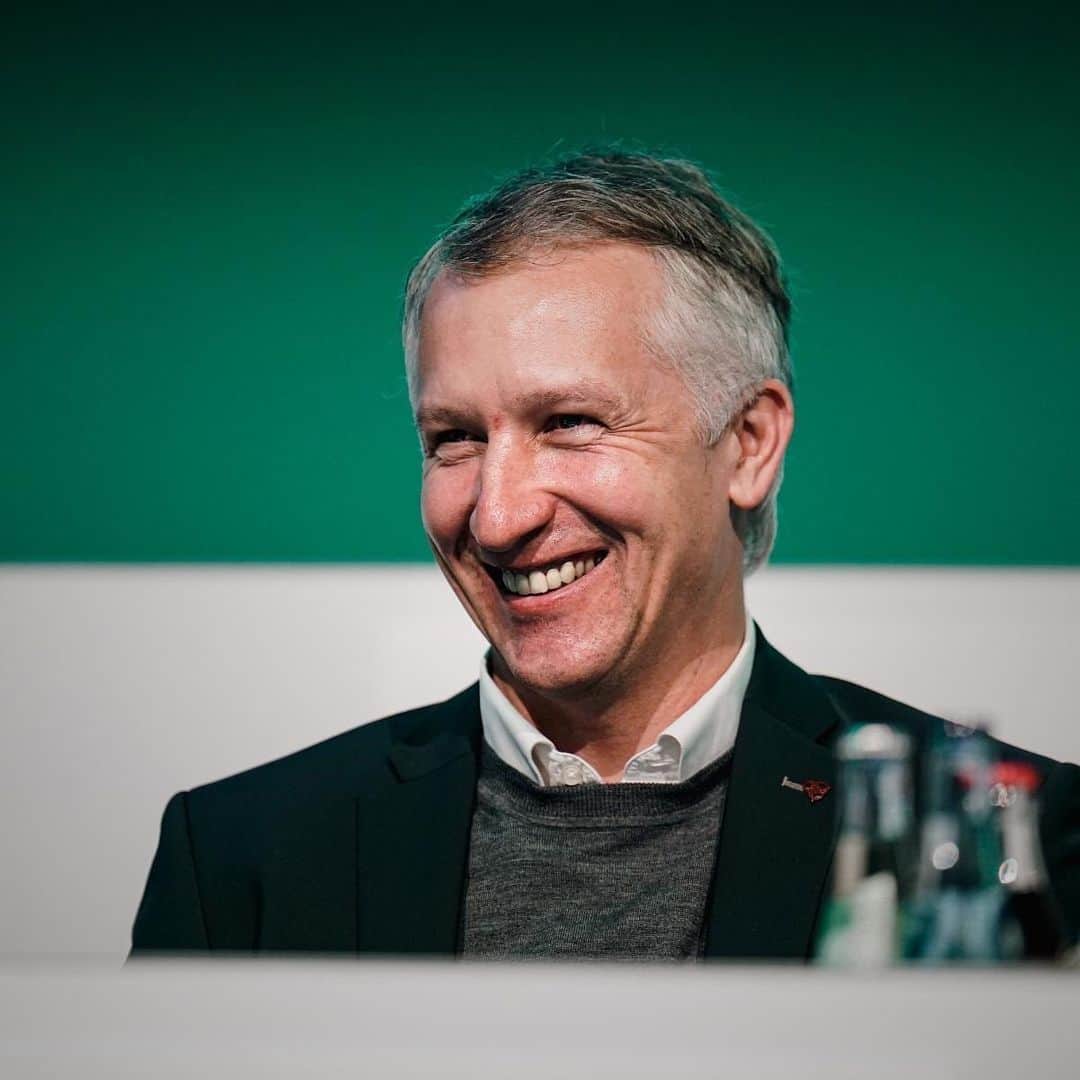 ヴェルダー・ブレーメンのインスタグラム：「Mitgliederversammlung 2023 ✅  Es war eine offene und harmonische Diskussion mit euch - danke dafür! 💚  ____ #werder #bremen #svw #llgw #werdermv #mitgliederversammlung」