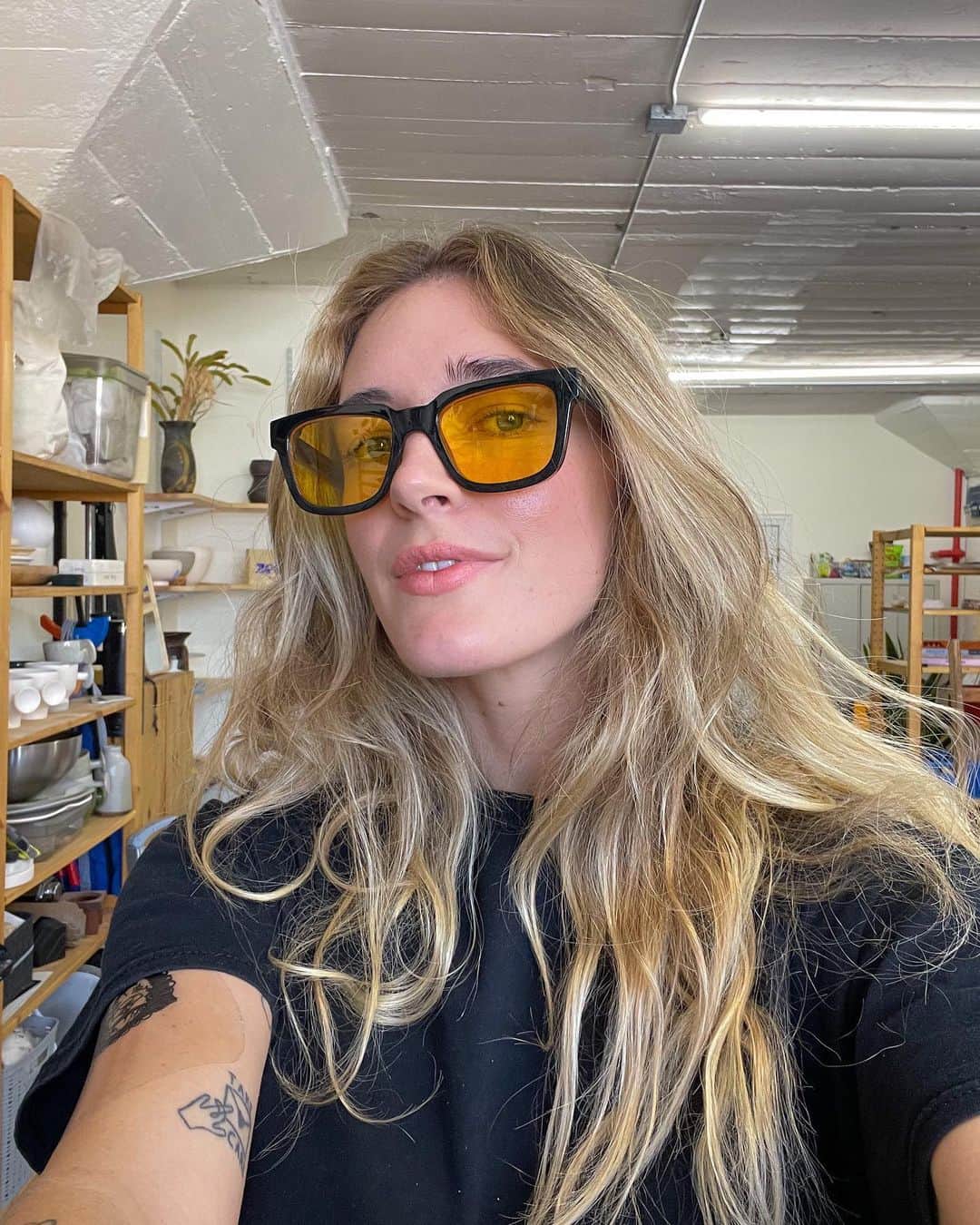 コモノのインスタグラム：「There are a few things in life that bring us happiness, and @emholmieceramics creations are one of them 🌞  Over the next few days, we’ll introduce you to Emily and her ceramic workshop, and how she adds color to the winter days.」