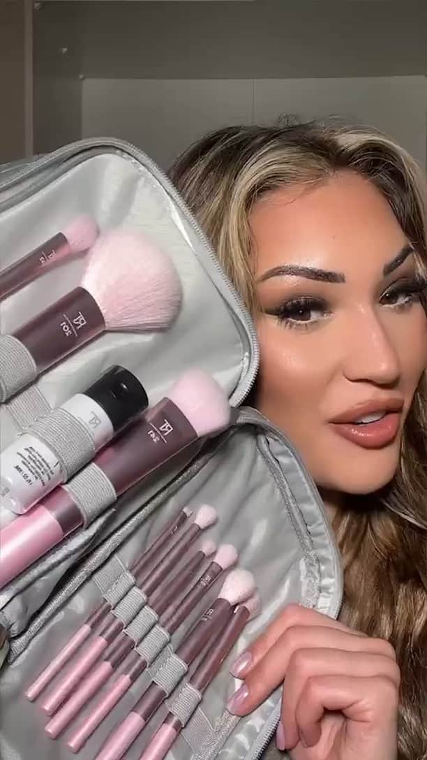 Real Techniquesのインスタグラム：「Listen to the pros like @floriffoffical this season + gift Under the Mirrorball 🪩   Whether you're gifting to your bestie or keeping it for yourself - this set won't disappoint!   Shop at @bootsuk」