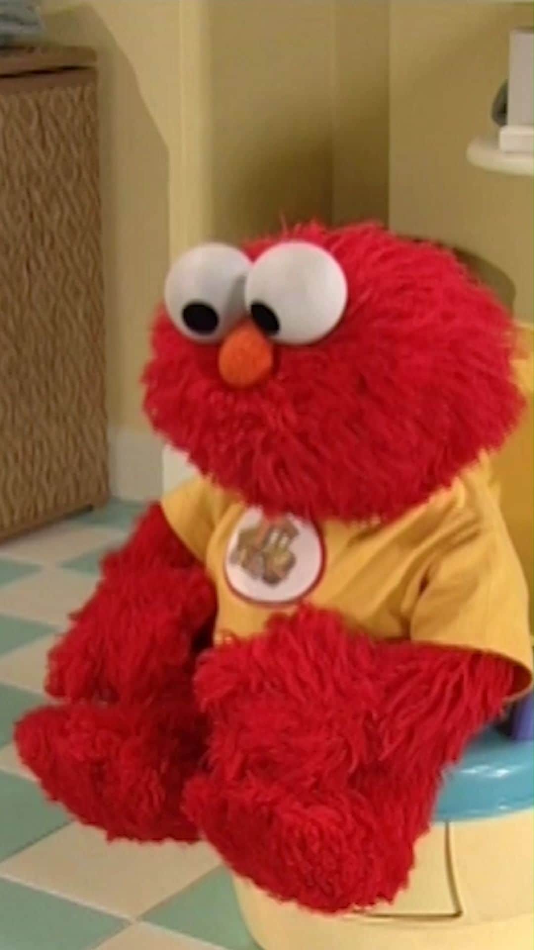 セサミストリートのインスタグラム：「We're celebrating #WorldToiletDay the best way we know how . . . with @Elmo's potty time bop! 🧻💕」