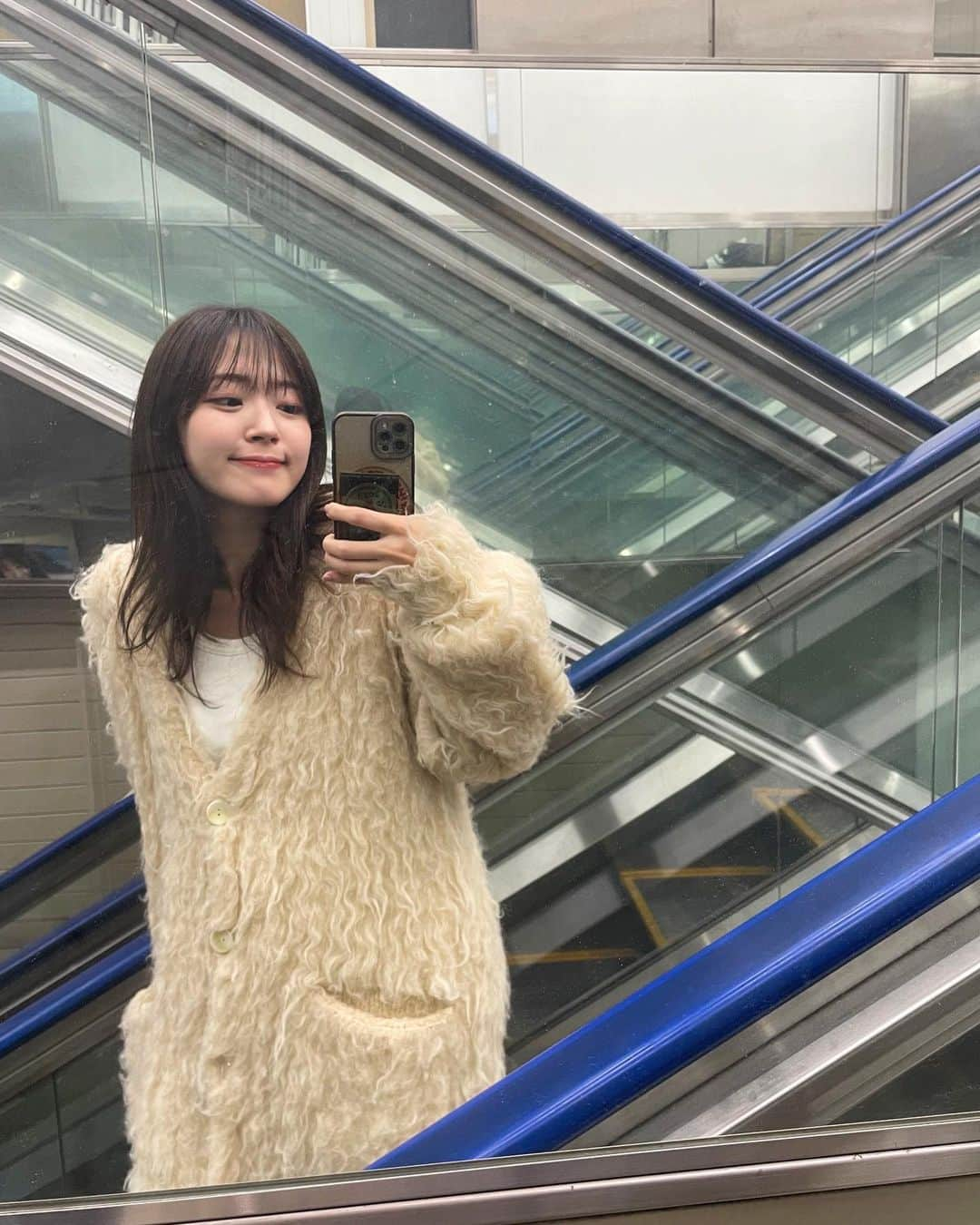 鈴木愛理さんのインスタグラム写真 - (鈴木愛理Instagram)「✴︎ 2024カレンダーお渡し会☺︎ ありがとうございましたーーー！！！！🫶  1300人くらいの方が来てくださったそうで 急遽出した当日券できてくれた方もたくさんいて 幸せ祭りでしたー！！！！  今日初めて会った方。 結婚報告をしてくれる方。 子供を産んで少し落ち着いたからと、ベイビーと共に来てくれた方。 °C-uteの時ぶりに会う方。  ほんとに特に今日は 結婚報告と子供連れの方が多くて わたしそういう仕事してたっけ？！ってくらい幸せ空間でした😂  夜になればなるほど、懐かしい面々が増えていって同窓会みたいになってたのも面白かったな☺️🫶  みんなともに歳を重ねていて嬉しいです🥰 これからも共に、よろしくねー！！！！  #光のあるところで写真とったら #まるで雰囲気の違う２枚が撮れたので #同じ用な画角の自撮り2連続投稿してみる #🙊」11月20日 0時04分 - airisuzuki_official_uf