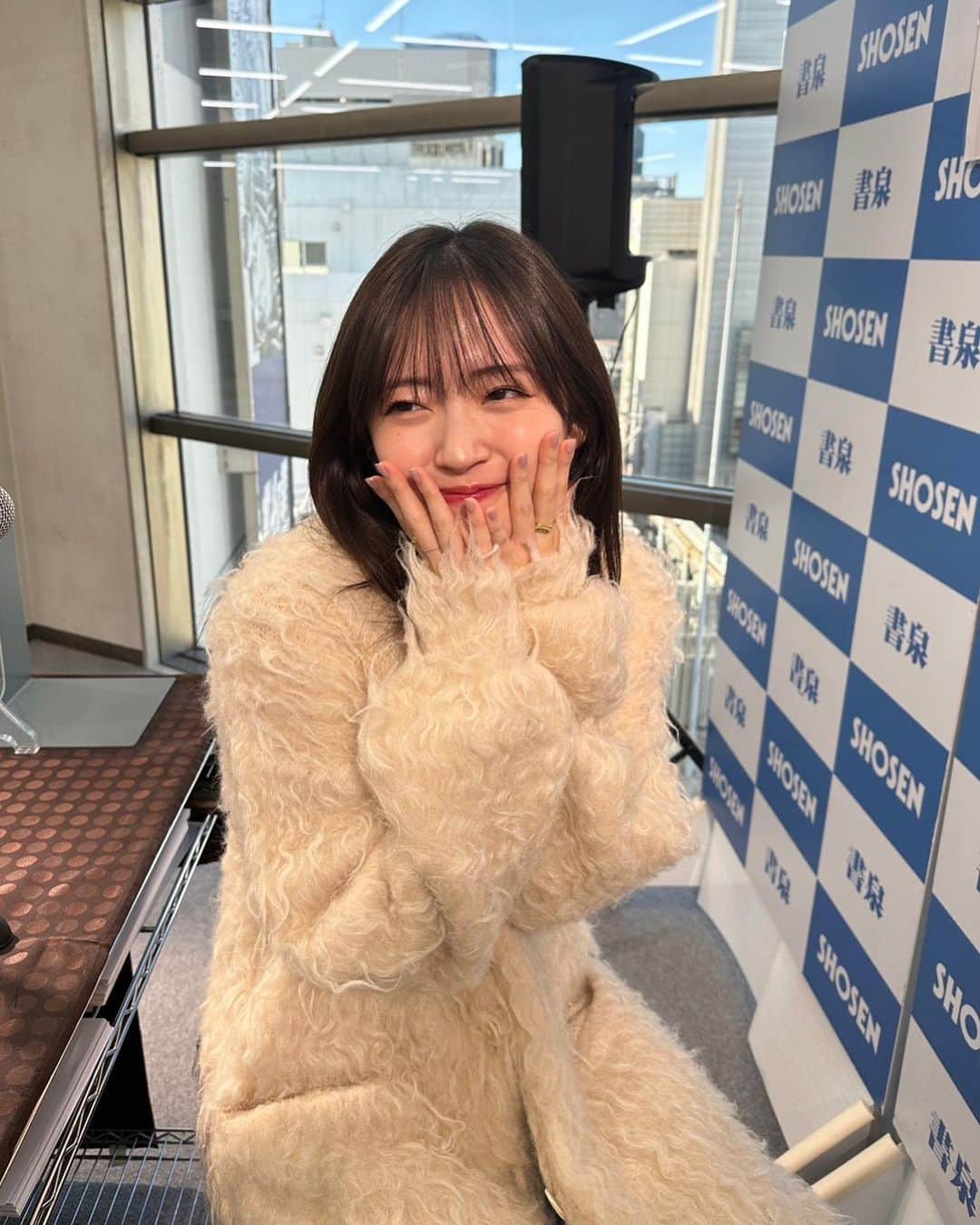 鈴木愛理のインスタグラム：「✴︎ 2024カレンダーお渡し会☺︎ ありがとうございましたーーー！！！！🫶  1300人くらいの方が来てくださったそうで 急遽出した当日券できてくれた方もたくさんいて 幸せ祭りでしたー！！！！  今日初めて会った方。 結婚報告をしてくれる方。 子供を産んで少し落ち着いたからと、ベイビーと共に来てくれた方。 °C-uteの時ぶりに会う方。  ほんとに特に今日は 結婚報告と子供連れの方が多くて わたしそういう仕事してたっけ？！ってくらい幸せ空間でした😂  夜になればなるほど、懐かしい面々が増えていって同窓会みたいになってたのも面白かったな☺️🫶  みんなともに歳を重ねていて嬉しいです🥰 これからも共に、よろしくねー！！！！  #光のあるところで写真とったら #まるで雰囲気の違う２枚が撮れたので #同じ用な画角の自撮り2連続投稿してみる #🙊」