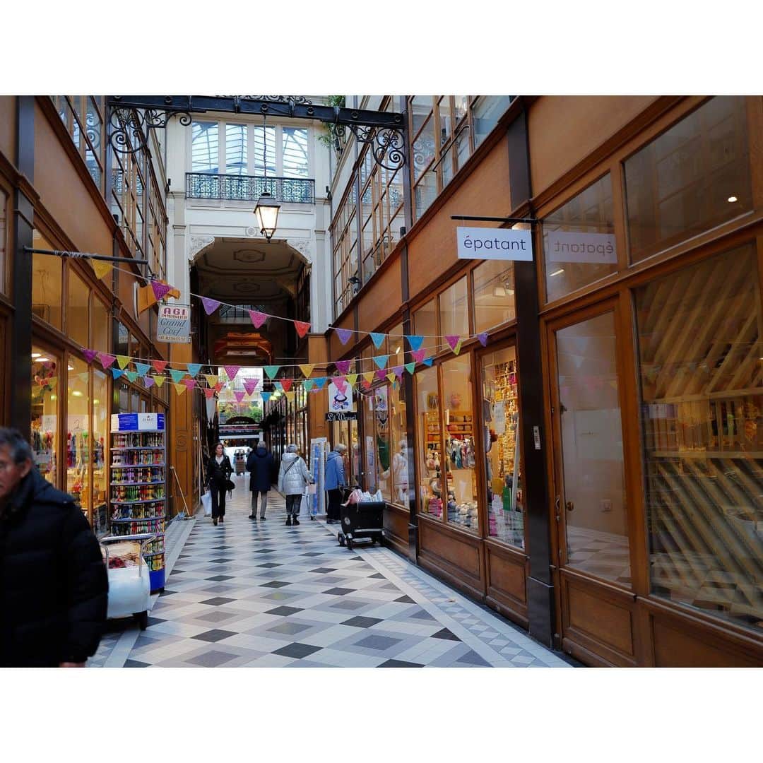 石井美保のインスタグラム：「Passageを見つけたら寄り道をするのも楽しい。 一度Paris中の全てのPassageを巡ってみたいなと思っているのですが、なかなか短い滞在では叶わず。一つずつ見つけたら記念に通って写真に納めています。 それぞれに雰囲気が違って楽しめます。 #mihoishii_paris」
