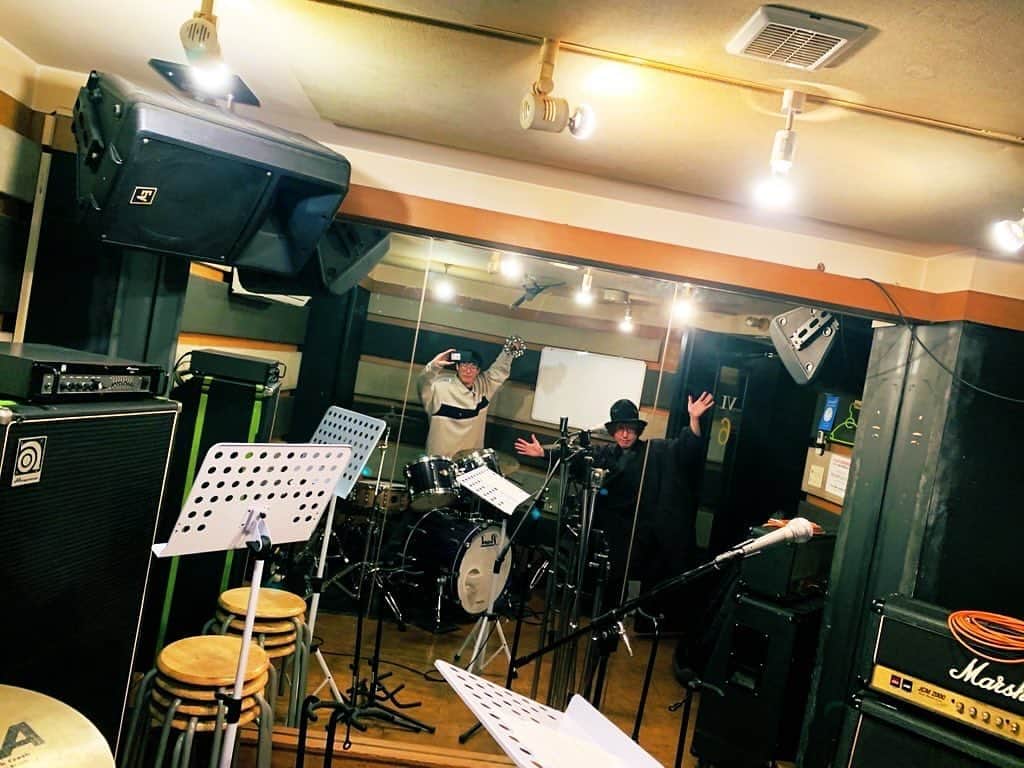 山さんのインスタグラム：「今日は山岡トモタケ＆FLAMINGS 山さん＆ドラマーかける君 2人スタジオでした！ 新曲いい感じになりそうな予感！🧙🏻‍♀️🦩」