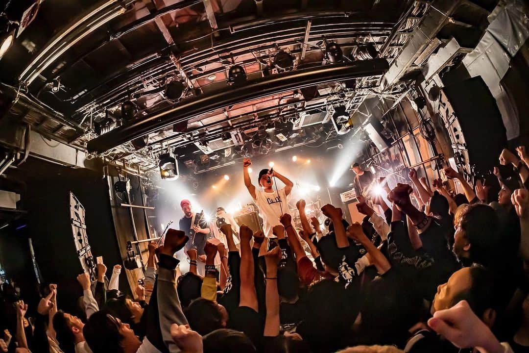 SHADOWSのインスタグラム：「FIRE ON FIRE PRESENTS『ON FIRE vol.2』SHIBUYA CYCLONEありがとうございました！  来週は、 11/25 UNMASK aLIVE pre. ONE & ONLY FESTIVAL 2023大阪赤レンガ倉庫 11/26 START FROM END Vol.2 新宿アンチノック  📸@Takashi_Konuma」