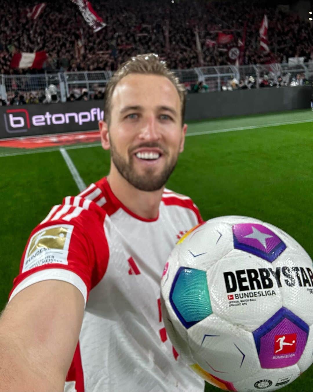 バイエルン・ミュンヘンのインスタグラム：「@harrykane's selfies keep getting better with every hat-trick! 😎🤳  #FCBayern #MiaSanMia」