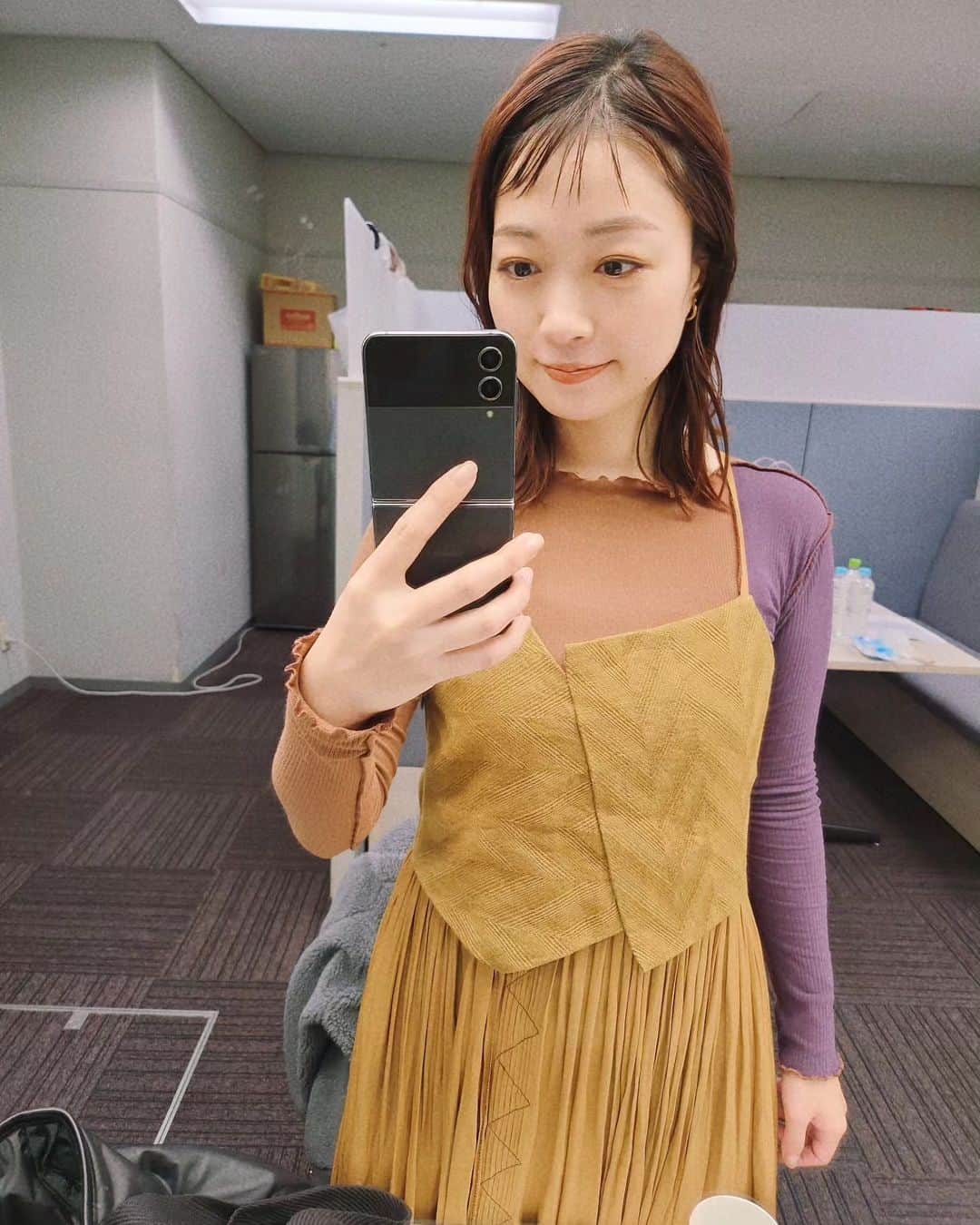 小雪のインスタグラム：「💄 RKB日曜もタダイマ！生放送 ヘアメイクは、たびちゃん💞 @______.tabi 薄めの前髪とアイメイクのブラウンが個人的にツボでした！ いつもありがとう☺️  仕事の服は基本自前です！ 今回のトップスは去年だったかなぁ ワンピは数年前のものかと、、🙏🏻  寒暖差あるから、 体調気をつけて元気にがんばろう✊️」