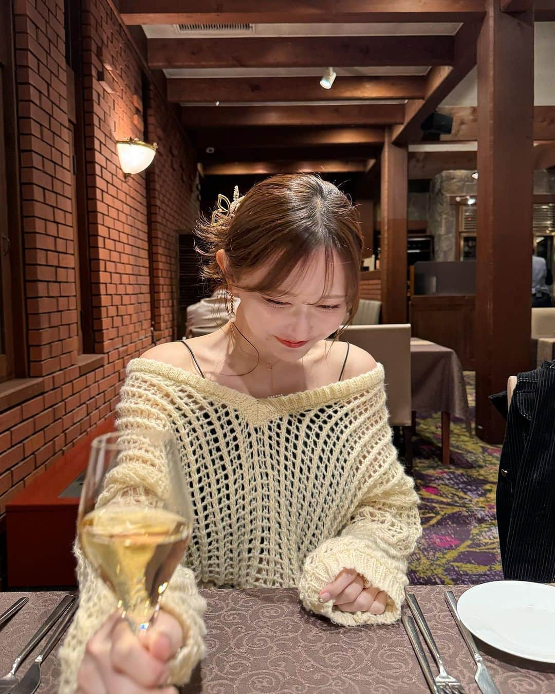 菅野結以のインスタグラム：「くぅぅぅぅぅ！ サウナ後の一杯 おいしすぎいいいい🍸な、かお ⁡ フレンチワインサ飯♡ @tateshina_tokyu_hotel  セルフで薪を焚べながらはいるテントサウナ 川のせせらぎと鳥のさえずりを聞きながらの ベスト気温外気浴、昇天🌿 ⁡ クラシカルなお宿すてきすぎました おっきな焚き火、治癒効果❤️‍🩹 @morigurashi.tateshina  ⁡ #東急リゾートタウン蓼科 #茅野 #紅葉 #もりぐらし #ゆいたび #japanexperience_2023 #tateshina_tokyu_hotel #PR」