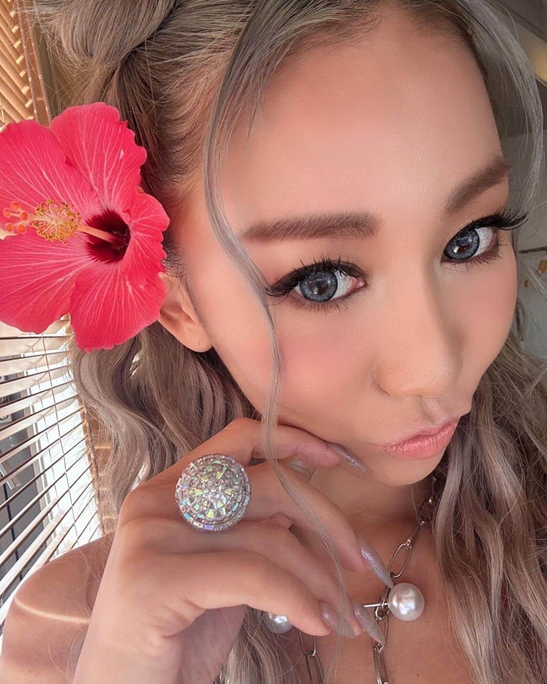 倖田來未のインスタグラム：「.  沖縄ファイナル！ 沖縄なのでハイビスカスと共に❤️ 少し寒さのある沖縄ではありましたが、 とても温かいお客様に恵まれて、 ファイナルを迎えました！ 早くまた沖縄へ遊びにきますねぇ！！！ ありがとさぁー❤️  #kodakumi #倖田來未」