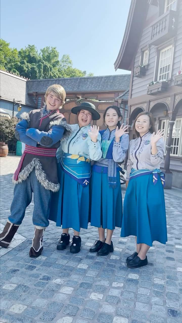 Disneyのインスタグラム：「For the first time in forever they’re finally opening up the gates ❄️☃️ #Disney #DisneyParks #WorldofFrozen #HongKongDisneyland #Frozen #DisneyCastLife」