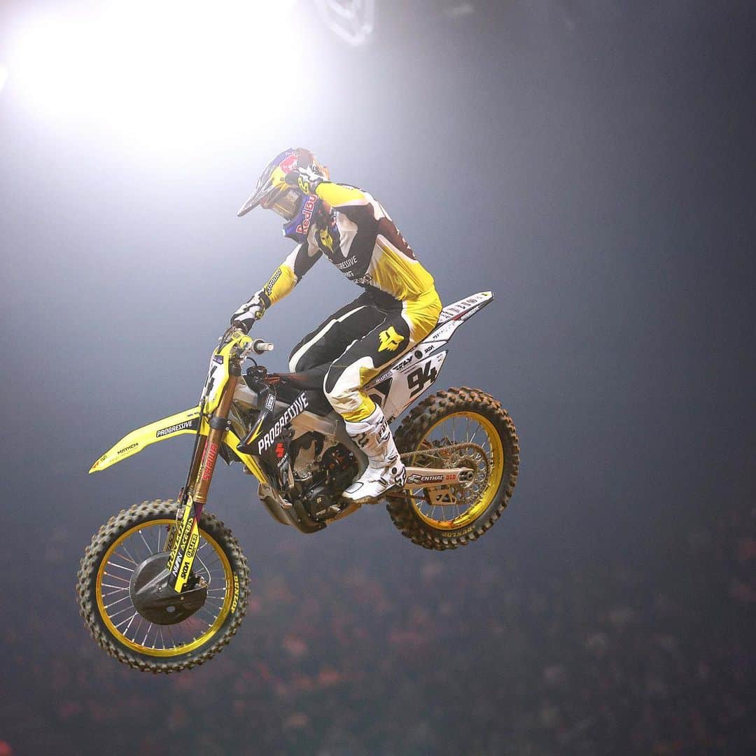 Racer X Onlineのインスタグラム：「Your reigning King of Paris Ken Roczen made his way around Hunter Lawrence in SX1 Race 2 for the win 🏁 Only the Final races left to go. Will Kenny be able to repeat⁉️ @supercross_de_paris Photos @crunch724 #ParisSupercross」