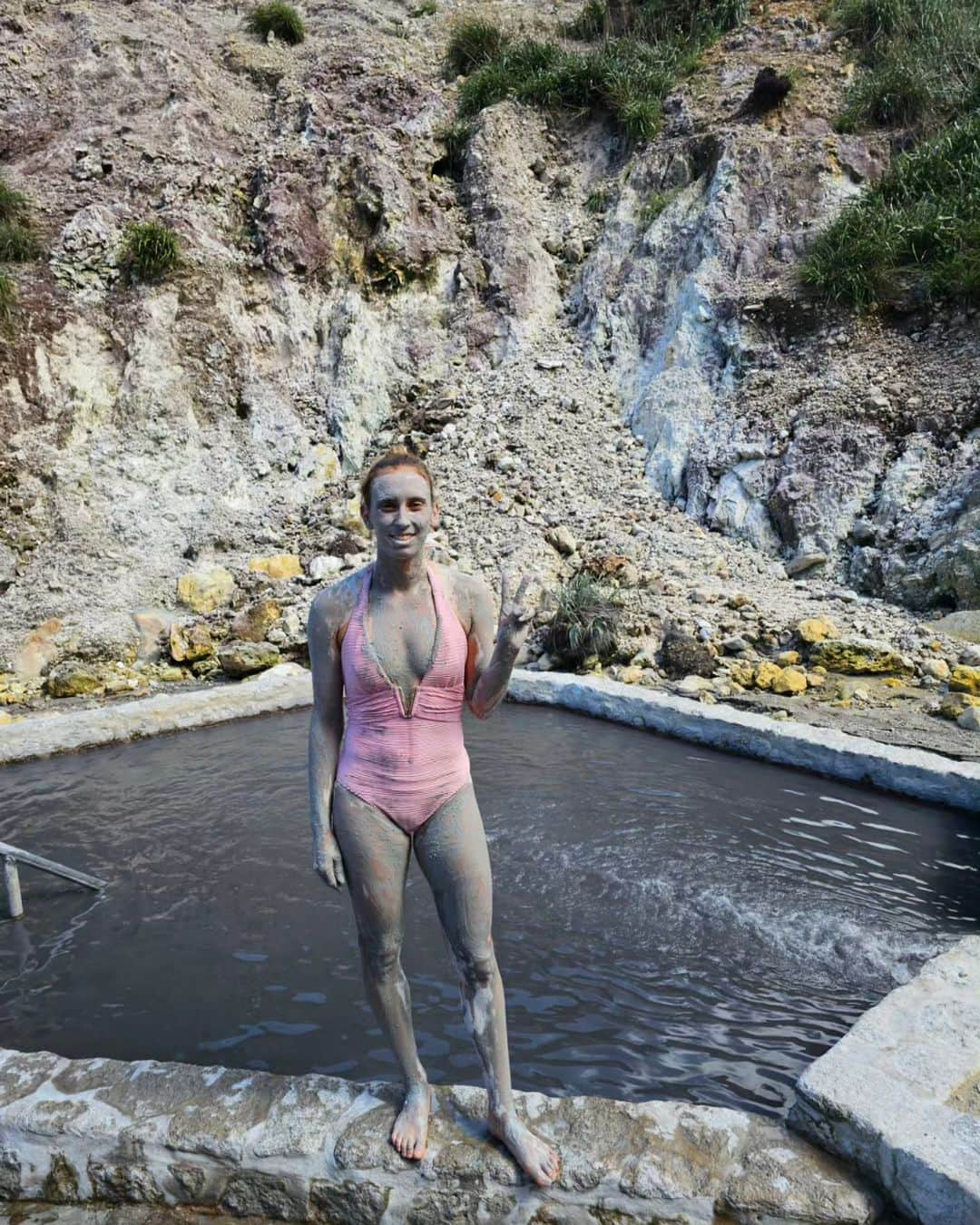 エリーゼ・メルテンスのインスタグラム：「Natural mud baths & beautiful views ✨️ I can get used to this 😌」