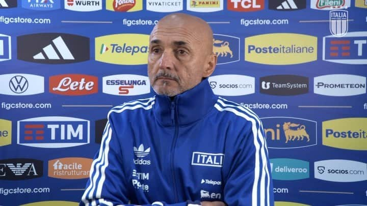 サッカーイタリア代表のインスタグラム：「Intervista al Ct Luciano #Spalletti alla vigilia di #UcrainaItalia 🎙️   #Nazionale 🇮🇹 #Azzurri #VivoAzzurro」