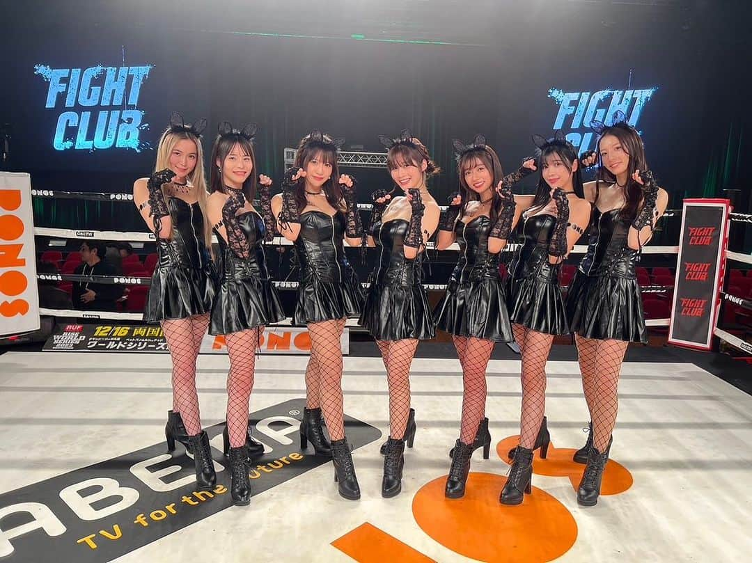 大貫彩香のインスタグラム：「#FIGHTCLUB   ラウンドガールのみんなと🖤🤍 本日はブラックにゃんこ衣装でした！🐈‍⬛ リングアナのMei Yamaguciさんと福田亨さんと✨  オープンフィンガーの独特な緊張感から会場も熱気に包まれましたね🔥  選手の皆さんの気迫、絶対に勝つという気持ちのぶつかり合いに心が熱くなりました…❤️‍🔥  KOを取りに行くその一瞬を見逃せない激しい撃ち合い。全7試合。ご観戦の皆様もお疲れ様でした🫀  選手、関係者の皆様、ありがとうございました🔥」