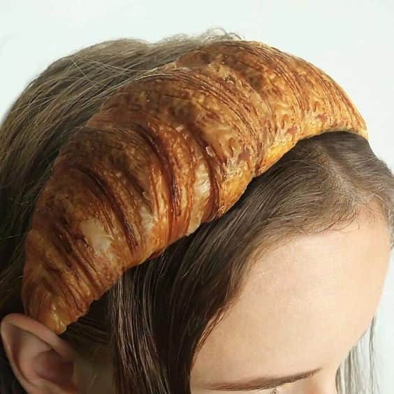 ベッツィジョンソンのインスタグラム：「Because carbs are the ultimate accessory 🥐🍞」