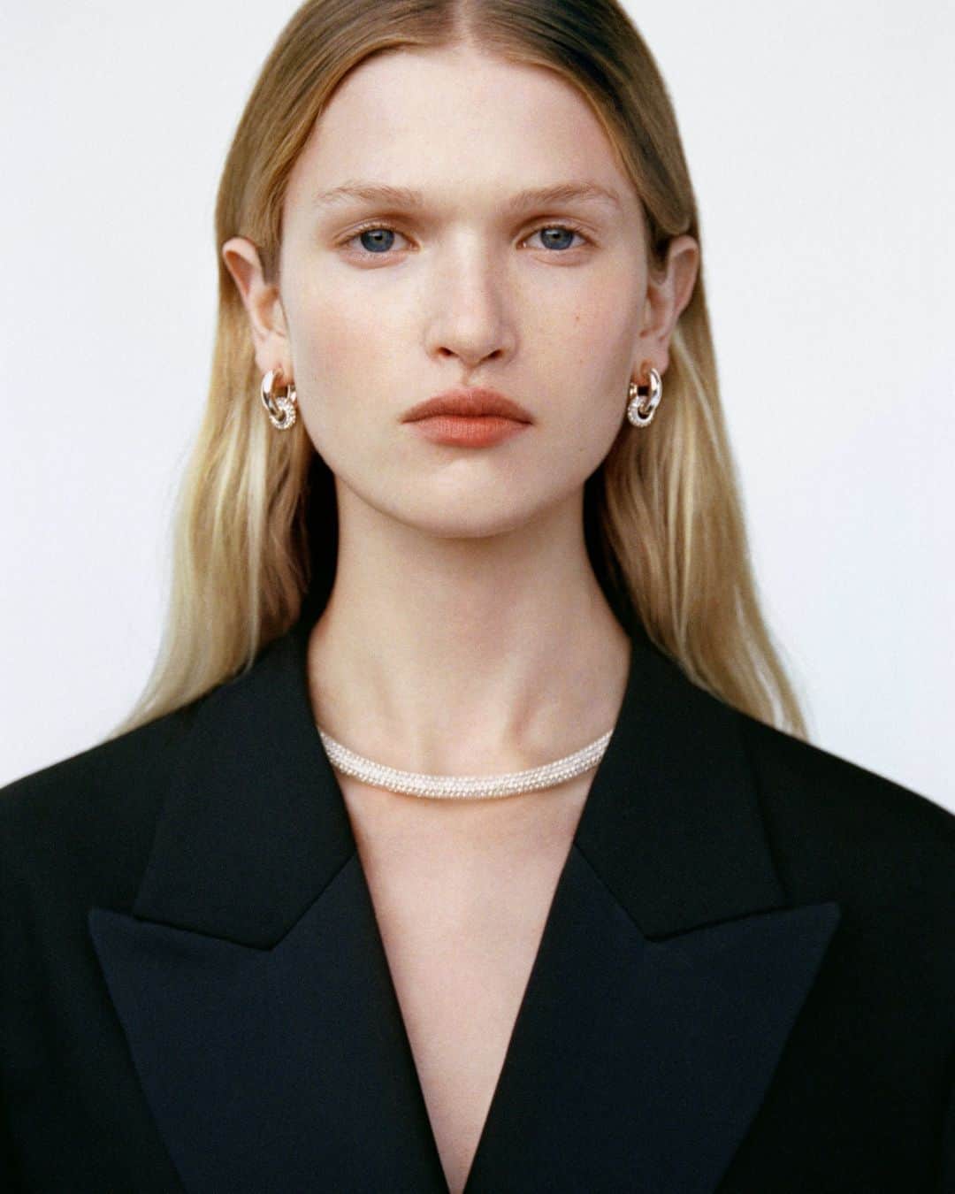 ARKETのインスタグラム：「Our newest jewellery pieces explore the same timeless, minimal expression but with a little extra sparkle just in time for the holiday season. Explore our full range of jewellery: link in bio. - #ARKET」