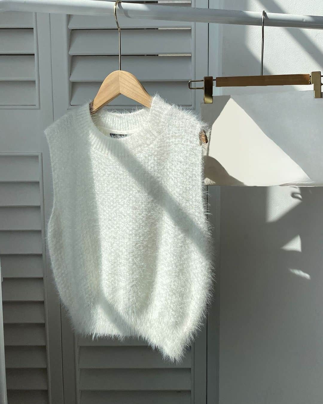 SHEINのインスタグラム：「Q: What's fuzzy, soft, and fresh as fallen snow? A: This angelcore sweater vest 🤍✨🌨️  🔎 11032272  #SHEIN #SHEINforAll #SHEINstyle #fashion #chic」