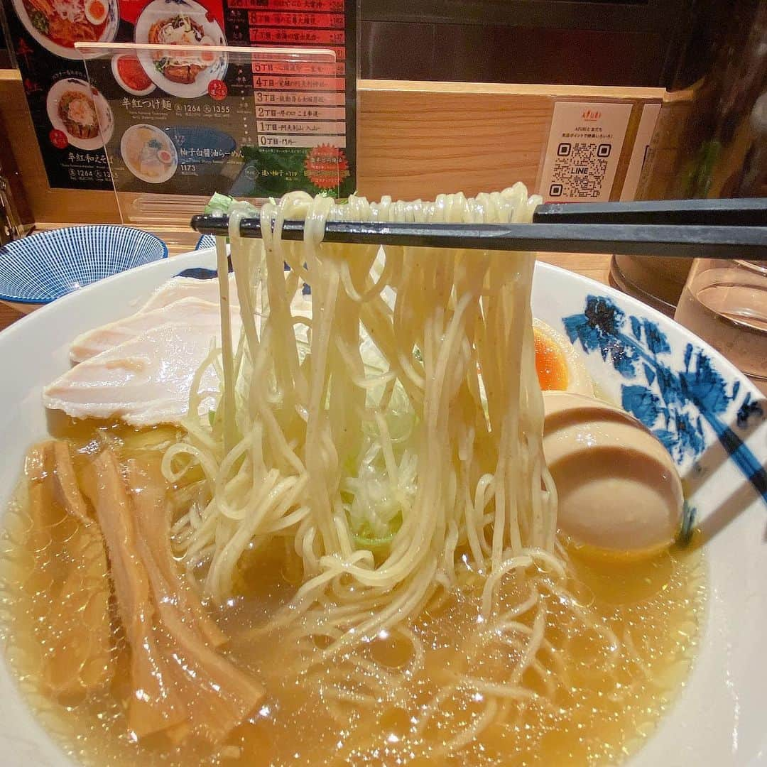 小峰みこさんのインスタグラム写真 - (小峰みこInstagram)「11月のオフに食べた麺🍜 . 大塚 みや穂🆕 特製/和soba . 俺の創作らぁめん 極や🆕 海老ポタらぁめん 味玉トッピング . AFURI 辛紅 柚子白醤油らーめん🆕 味玉、パクチー増し . 寒くなるとラーメン食べたくなりますね☺️ どのお店もおいしかった！ 載せたお店とは別に一件ハズレのお店で食べてしまって 少し後悔…やはり食べログなどでの事前調査は大切だと 改めて思ったよ！ 最低限の体型管理はしてるから、無駄なもの食べたくないの😗笑 . #みこ麺活 . . . . . . . . . . #ラーメン #大塚 #上野広小路 #新宿 #駅近グルメ #駅近ラーメン #ラーメン食べ歩き #ラーメンインスタグラム #麺活女子 #食欲の秋 #煮卵トッピング #みや穂 #大塚みや穂 #特製和soba #俺の創作らぁめん極や  #海老ポタらぁめん #afuri辛紅 #柚子白醤油らーめん #パクチー増し #辛さなし #卓上辛味で味変」11月20日 0時30分 - mico_19911201