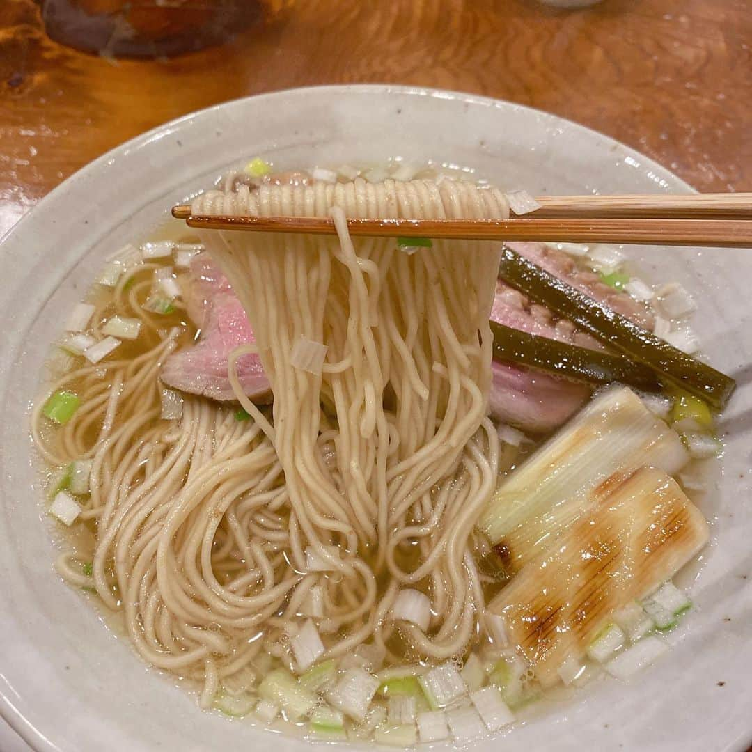 小峰みこさんのインスタグラム写真 - (小峰みこInstagram)「11月のオフに食べた麺🍜 . 大塚 みや穂🆕 特製/和soba . 俺の創作らぁめん 極や🆕 海老ポタらぁめん 味玉トッピング . AFURI 辛紅 柚子白醤油らーめん🆕 味玉、パクチー増し . 寒くなるとラーメン食べたくなりますね☺️ どのお店もおいしかった！ 載せたお店とは別に一件ハズレのお店で食べてしまって 少し後悔…やはり食べログなどでの事前調査は大切だと 改めて思ったよ！ 最低限の体型管理はしてるから、無駄なもの食べたくないの😗笑 . #みこ麺活 . . . . . . . . . . #ラーメン #大塚 #上野広小路 #新宿 #駅近グルメ #駅近ラーメン #ラーメン食べ歩き #ラーメンインスタグラム #麺活女子 #食欲の秋 #煮卵トッピング #みや穂 #大塚みや穂 #特製和soba #俺の創作らぁめん極や  #海老ポタらぁめん #afuri辛紅 #柚子白醤油らーめん #パクチー増し #辛さなし #卓上辛味で味変」11月20日 0時30分 - mico_19911201