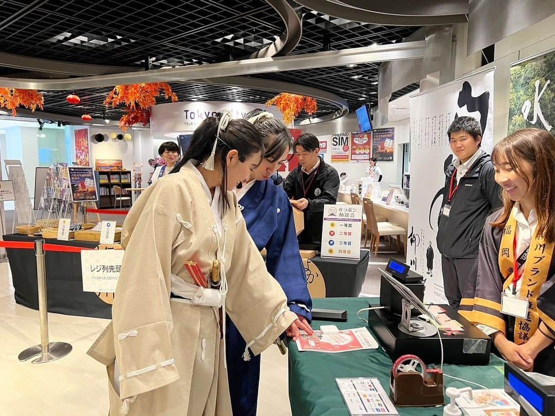 前田友香さんのインスタグラム写真 - (前田友香Instagram)「『柳川フェアin丸の内』 東京のKITTEで開催された 柳川フェアを盛り上げるべく 立花家史料館公式キャラクター立花宗茂と誾千代姫が出陣‼︎  柳川の美味しいもの (あまおう、味噌、ユズスコ、福岡有明海苔、うなぎなど) い草製品 柳川の歴史、立花家の歴史の書物 コラボメニュー そして立花家史料館のグッズなどなど…… 東京で柳川の魅力を感じていただけたと思います！  東京は2018年1月の浅草以来の出陣でしたが その時に来てくださった方々にも久しぶりにお会いでき、 SNSでずっと見て応援してました！という初めての方々など たくさんの方がお声がけしてくださり 九州だけではなく東京にも 立花宗茂と誾千代姫を応援してくれている方が こんなに居るんだと改めて実感しました！ これからも応援よろしくお願いします✨ またお会い出来たら嬉しいです！ 本当にありがとうございました！  そして柳川の皆さまお世話になりました！ ありがとうございました！ またよろしくお願いします！  ーーー♡   今回は 演舞ステージはなかったけれど 漫画家・イラストレーターの大久保ヤマトさんが 描いてくださった立花家中のパネル前で名乗り口上と演舞「YOUKOSO」を披露 ほんの一部を一番最後に載せてます！ 立花家史料館ミュージアムキャラクターのYouTubeアカウントでご覧いただけます！みてね！  #柳川フェア #KITTE丸の内 #福岡県柳川市  #柳川市 #立花家史料館 #立花家史料館公式キャラクター　 #立花宗茂と誾千代姫  #立花宗茂 #誾千代 #戦国武将」11月20日 0時39分 - yukamaeda.maeyuka