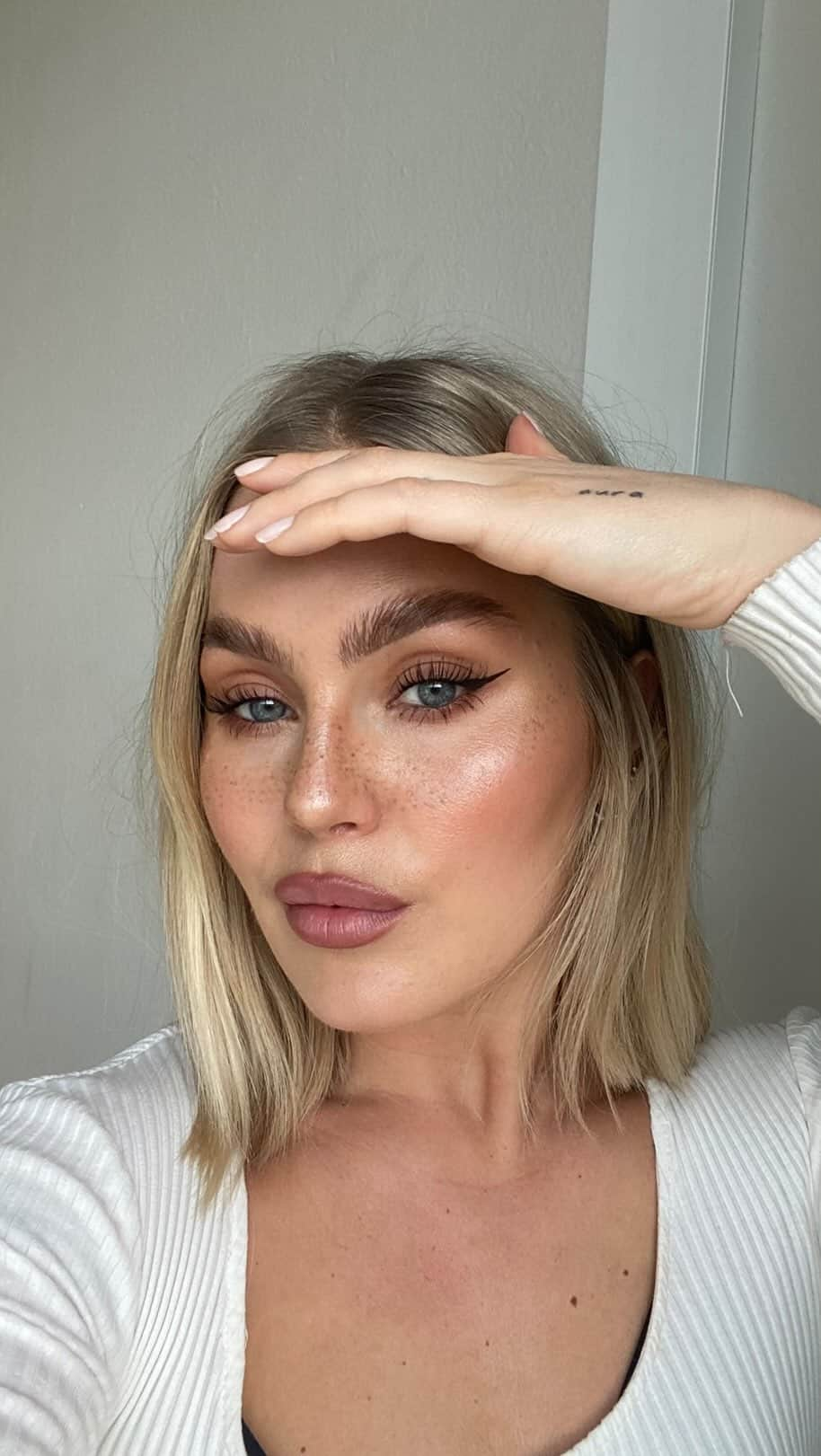 アンジェリカ・ブリックのインスタグラム：「MY EVERYDAY MAKEUP LOOK❄️🧸🎀  This is for sure my go-to look all day, everyday!  I’m all about that peachy, dewy and glowy look.」