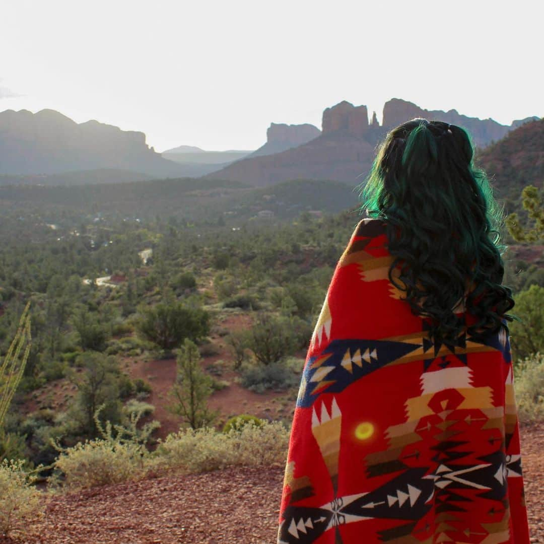 アメリカ内務省さんのインスタグラム写真 - (アメリカ内務省Instagram)「Red Shawl Day is a day to remember and honor the missing and murdered Indigenous peoples crisis and their families.    We wear red to bring attention to the horrible acts of violence committed against Indigenous communities, particularly women and children.    Photo by @usindianaffairs    #MMIW #MMIP   Alt Text: A young woman wears a red shawl and looks out at the landscape.」11月20日 0時36分 - usinterior