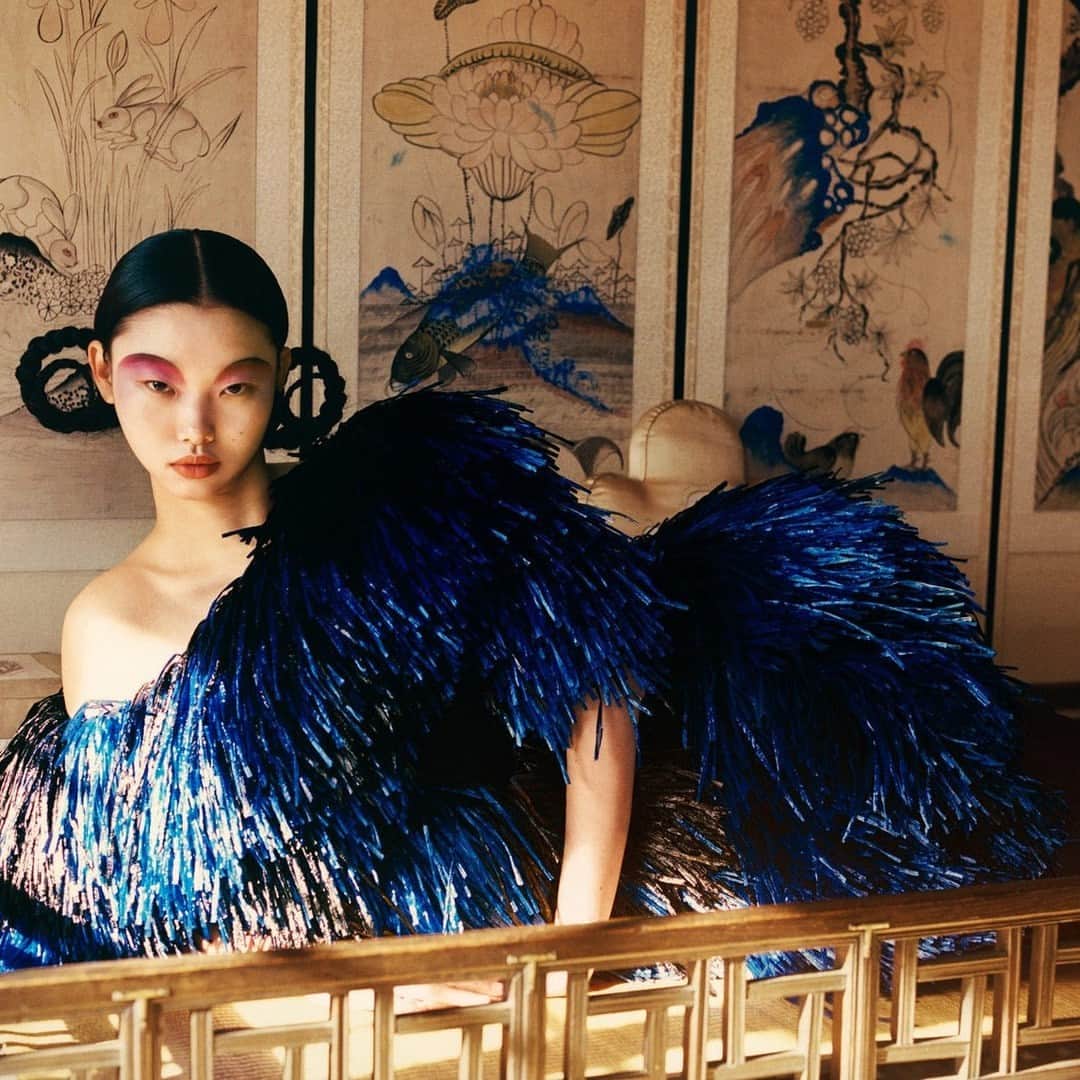 Vogueのインスタグラム：「What’s the best part about receiving an invite? Getting dressed up, of course. Finding the best party dresses is not only a form of indulgence, thanks to the ritz and glitz of feathers, sequins, and lamé fabrics; it’s also a sartorial necessity, and everyone should have at least one jaw-dropping dress in their closets. Tap the link in our bio to shop  40 party dresses (and matching sets!) from a list of it-girl-worthy brands. Photographed by @chogiseok, styled by @kphelan123, Vogue, March 2023.」