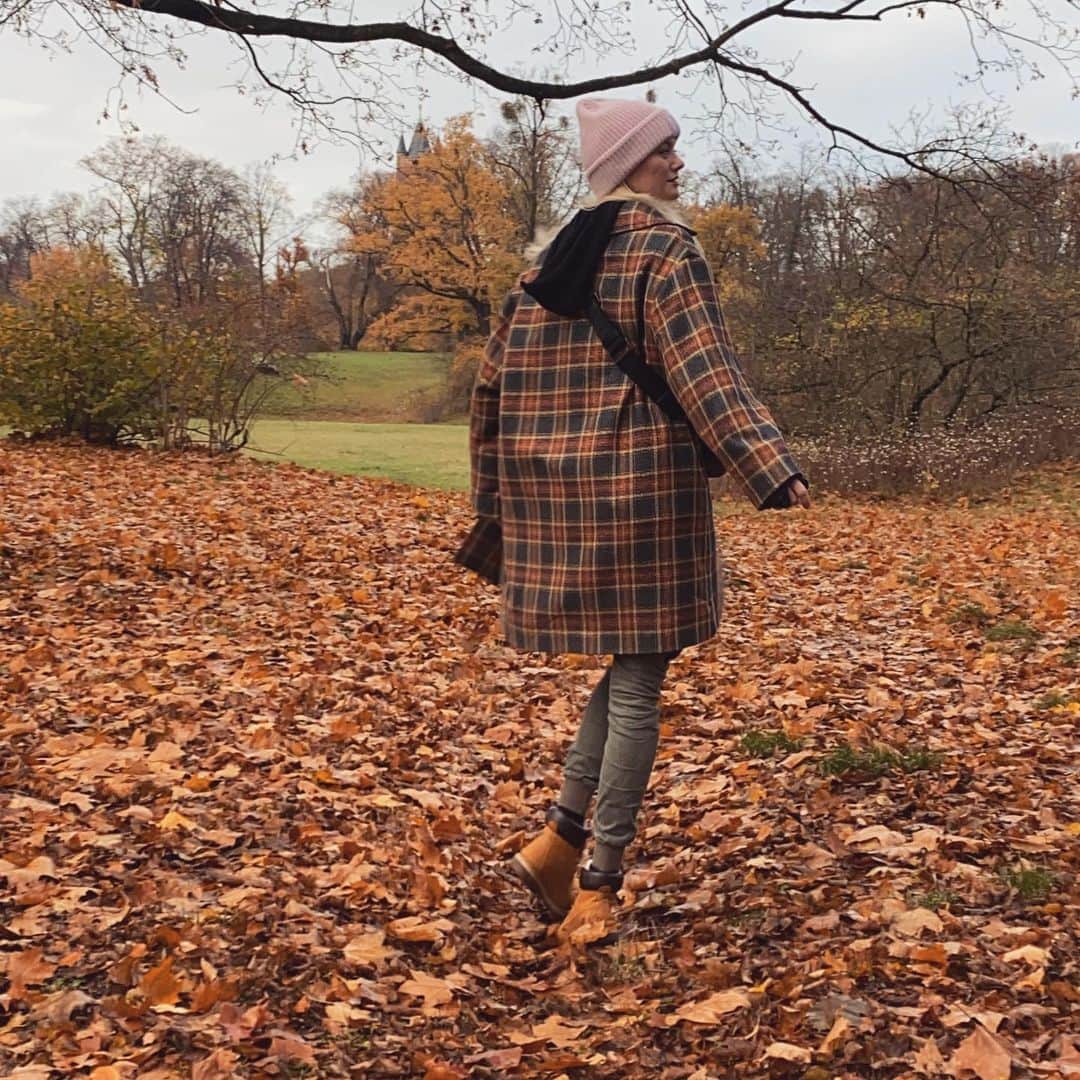 フランツィスカ・クヌッペさんのインスタグラム写真 - (フランツィスカ・クヌッペInstagram)「I’m in love with the colors of autumn 🍁🍂♥️  #herbstspaziergang #familie #autumn #family #enjoylife #everysecond  #coat @boscana_official」11月20日 0時44分 - franziskaknuppe