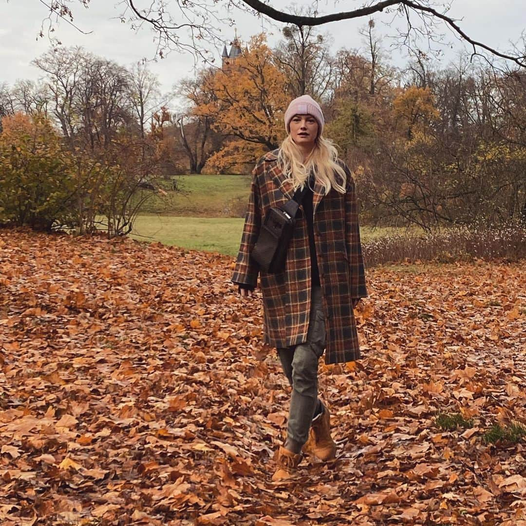 フランツィスカ・クヌッペのインスタグラム：「I’m in love with the colors of autumn 🍁🍂♥️  #herbstspaziergang #familie #autumn #family #enjoylife #everysecond  #coat @boscana_official」