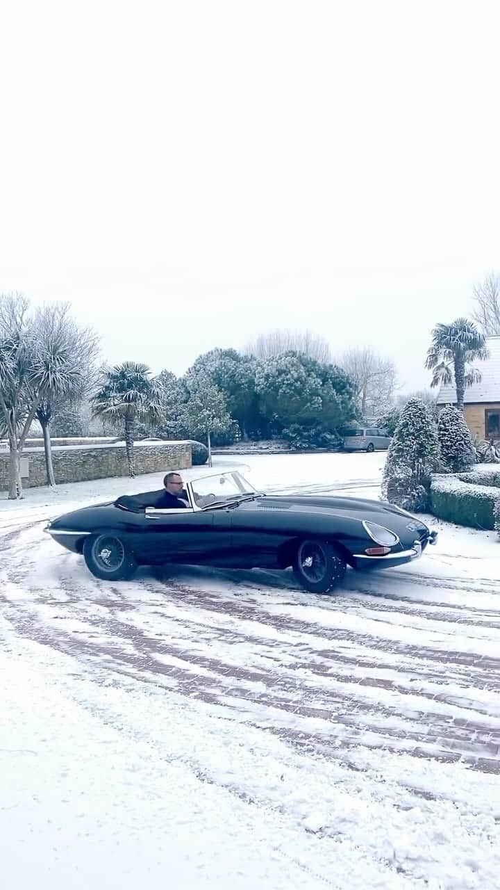 WATCHMANIAのインスタグラム：「Boys will be boys 🍻  @veronicaslane 📸  #Jaguaretype #girardoandco #snowdriving #driftlife #vintagecore #tresbongout #oldthings #britishcars #travelinggentleman #gentsjournal #gentlemansjournal #classiccarlover #estatesalefinds #winterwheels #elegantlife」