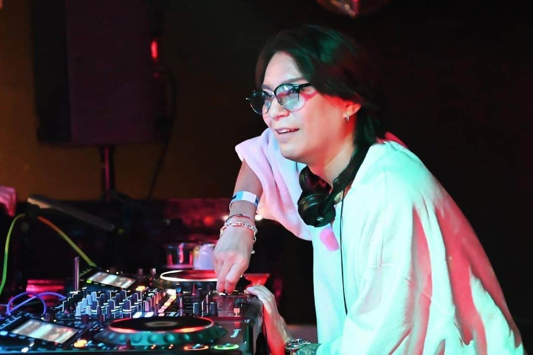 澤本幸秀のインスタグラム：「数年ぶりのDJ!!! #warpshinjuku#trancerave#歌舞伎町」