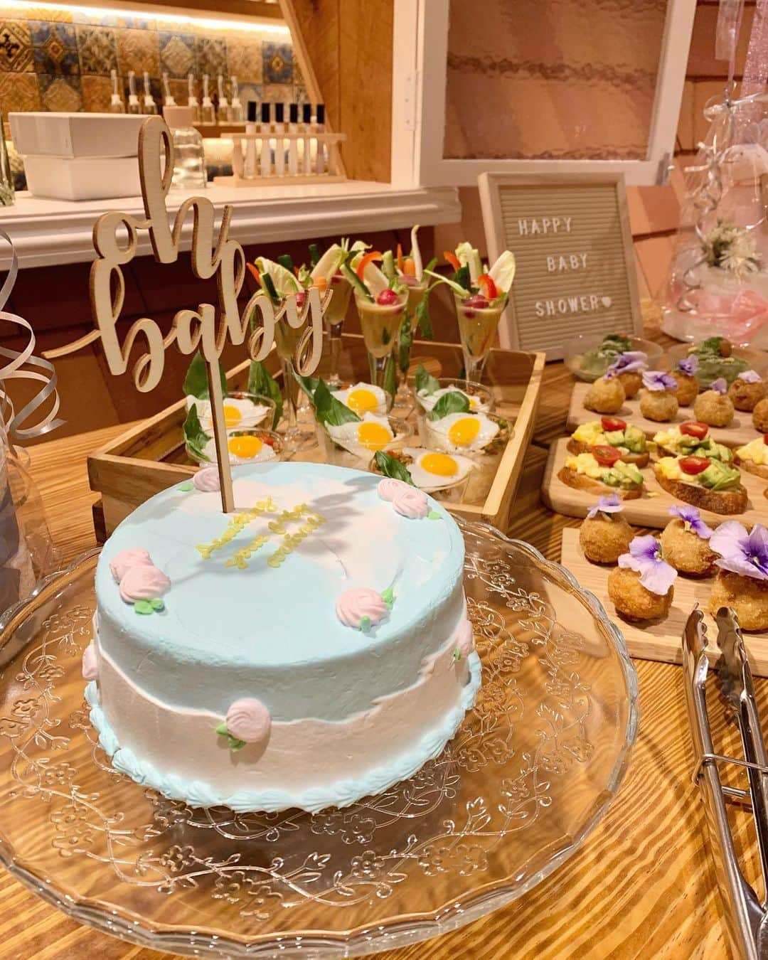 渡香奈さんのインスタグラム写真 - (渡香奈Instagram)「可愛すぎる妊婦's あゆむ&アンリちゃんのBaby Shower🩵🩵 2人に喜んでもらえてよかったー😆元気な赤ちゃん産んでね！🥹✨✨ 孫が産まれる気分でものすごくたのしみにしています👵🏼💕w #babyshower #ベビーシャワー #sholayered #sholayeredcafe #ケータリング #バルーン #aloparty #baby #おむつケーキ #cake #cafe #party」11月20日 0時54分 - kanarina1261