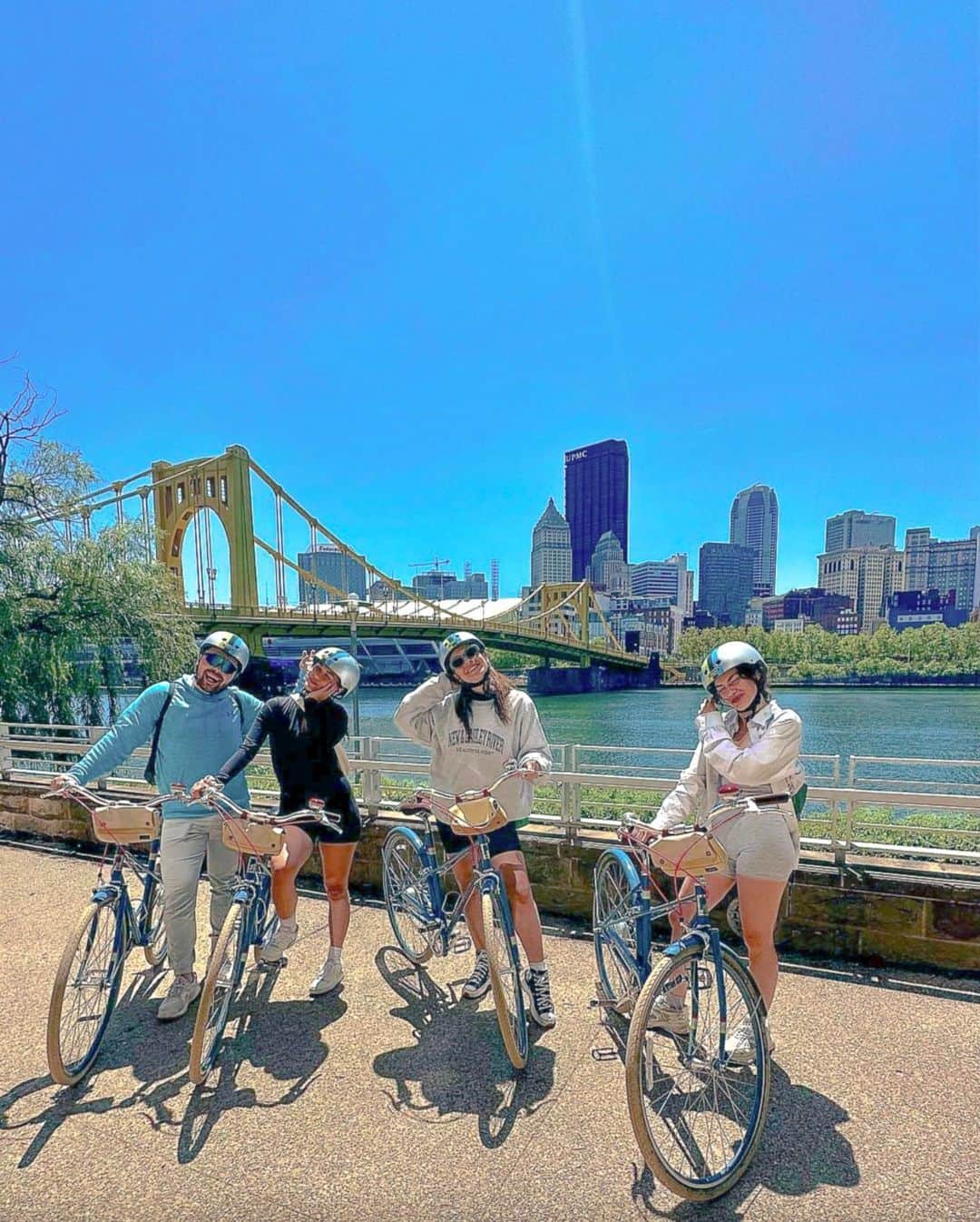Visit The USAのインスタグラム：「With more bridges than Venice, more Warhol artworks than New York, and more Heinz Ketchup than you would expect, Pittsburgh, Pennsylvania is full of delightful surprises.   Sound like your kind of city? Save this fantastic itinerary and have an amazing time in the Burgh: 🚲Downtown bike tour  🎨The Andy Warhol Museum  📍Heinz History Center  🍃Phipps Conservatory and Botanical Gardens  #VisitTheUSA #LovePGH #TheBurgh #CityOfBridges #VacationTime」