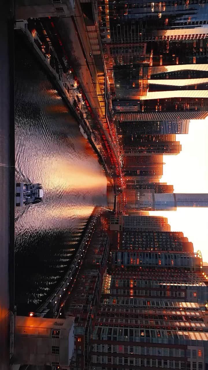 BEAUTIFUL DESTINATIONSのインスタグラム：「@bywellcarvalho paints a masterpiece of Chicago’s skyline with crystal-clear precision! 🌇 Soaring with a drone, he transforms the cityscape into a canvas, beautifully capturing the enchanting hues of a sunset dancing over the serene river. 🚁✨  📽 @bywellcarvalho 📍 Chicago, USA 🎶 tonyannnn•interstellar n experience X tony」