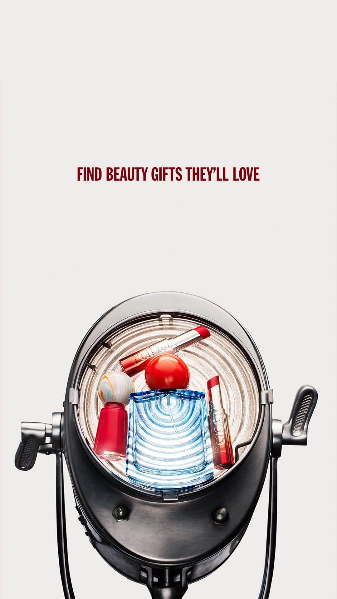 セルフリッジズのインスタグラム：「Stage-worthy beauty gifts 🎁 • From exclusive gift sets and bestselling skincare to showstopping make-up, earn a standing ovation from the beauty fan in your life.    Tap the link in bio to explore and shop the best of beauty.    #ShowtimeAtSelfridges #SelfridgesChristmas」