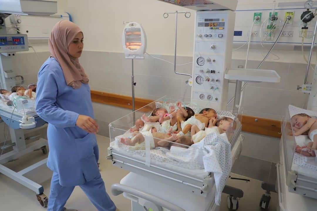 unicefさんのインスタグラム写真 - (unicefInstagram)「Today, 31 babies clinging to life were rescued from Al-Shifa hospital in northern Gaza and relocated to the south of the Strip. UNICEF, working with WHO, UNRWA, OCHA, UNMAS, as part of an interagency UN effort, alongside the Palestinian Red Crescent Society, medical authorities and staff at the hospital conducted the operation during extremely dangerous conditions.  The newborns' condition was rapidly deteriorating, and follows the tragic death of several other babies, and total collapse of all medical services at Al-Shifa.  The newborns were transferred, following requests from the health authorities, in temperature-controlled incubators under the supervision of medical staff from Al-Shifa hospital to the Al-Helal Al-Emarati Hospital in Rafah, southern Gaza, where their condition is now being stabilized and they are being cared for in the neonatal intensive care unit.  UNICEF and partners are supporting the identification and registration of the babies to help trace and reunify them with their parents and family members where possible.  Since the start of the escalation, UNICEF has been providing medical and baby supplies to hospitals in the southern and middle areas of the Strip, to support approximately 244,000 people, including newborns in other neonatal intensive care units. In addition, five hospitals have been provided with water through trucking to provide the bare minimum of 3 liters per person per day for some 50,000 people.  Hospitals, healthcare facilities and personnel must be protected from attack. All measures must be taken to spare patients, healthcare workers and civilians from violence. UNICEF continues to call for an immediate humanitarian ceasefire and to ensure lifesaving fuel and medical supplies reaches medical facilities wherever they are.  © UNICEF」11月20日 1時03分 - unicef