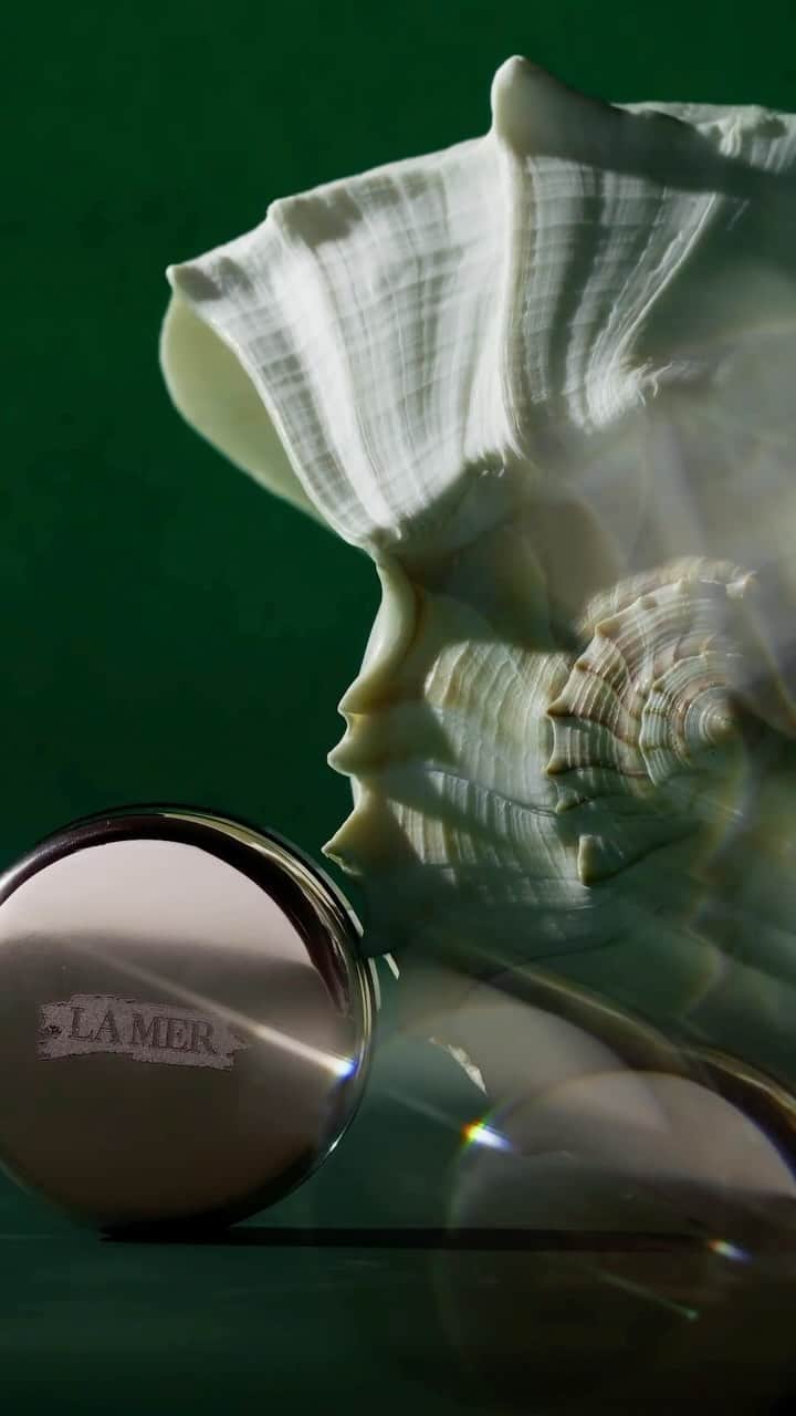 ドゥラメールのインスタグラム：「Your lips are calling for the nourishment inspired by the sea. With a refreshing hint of mint and a velvet-soft finish, The Lip Balm restores dry skin and strengthens the natural moisture barrier.   #LaMer #LaMerSkincare #LaMerLipBalm」