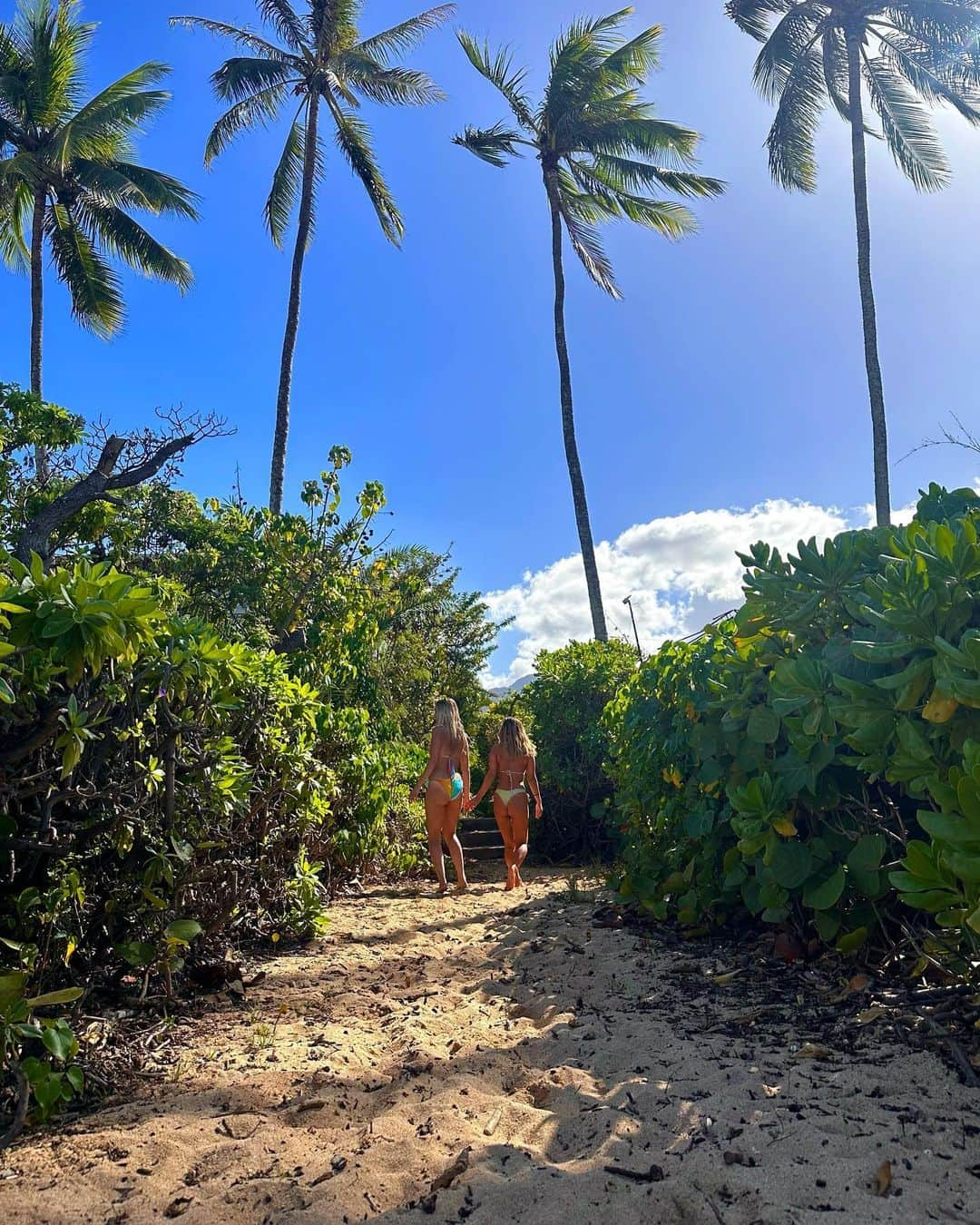 AMIのインスタグラム：「Island girls🌺💕」