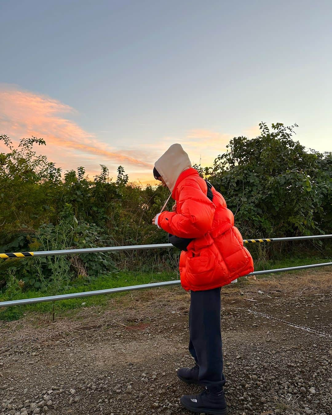 ungrid_yurieのインスタグラム：「今週も一瞬🌪️ 朝は息子サッカー,午後は観戦⚽️  そんな週末服 アウター #daiwapier39  スウェット #searoomlynn パンツ #mine_usa  フード #todayful シューズ #thenorthface   もう長時間の外には欠かせないあったかシューズです👣 かれこれ4？5年目  #知久カジ」