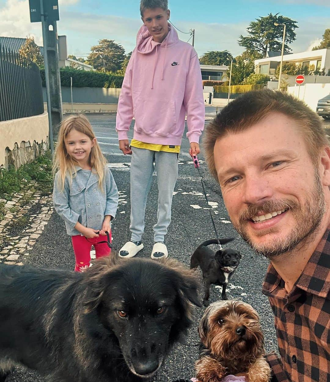 Rodrigo Hilbertのインスタグラム：「Tina, Baby, Blitz, João, Maria e eu. Quem levando quem pra passear? 🐾」