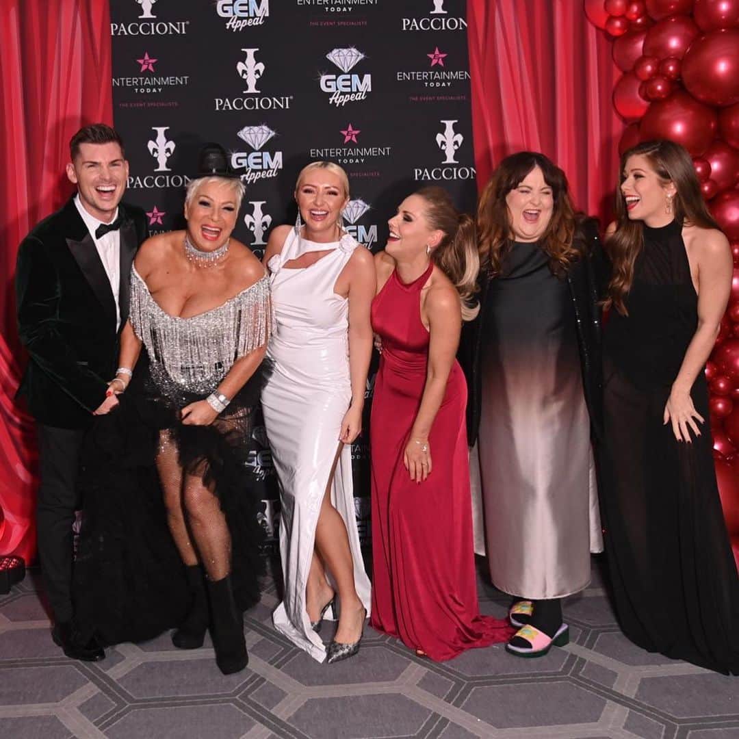 ニッキー・サンダーソンのインスタグラム：「Fun times with wonderful people for a very special cause ❤️  A fantastic evening raising money for the incredible charity @thegemappeal with my super awesome onscreen mummy @denise_welch ❤️  Thank you for inviting us ❤️  📸 @davenelsonphotographer   #charity #charitynight #fundraiser #fabulousevening #love #boyfriend #friends #mum #gemappeal #moulinrouge #greatnight」