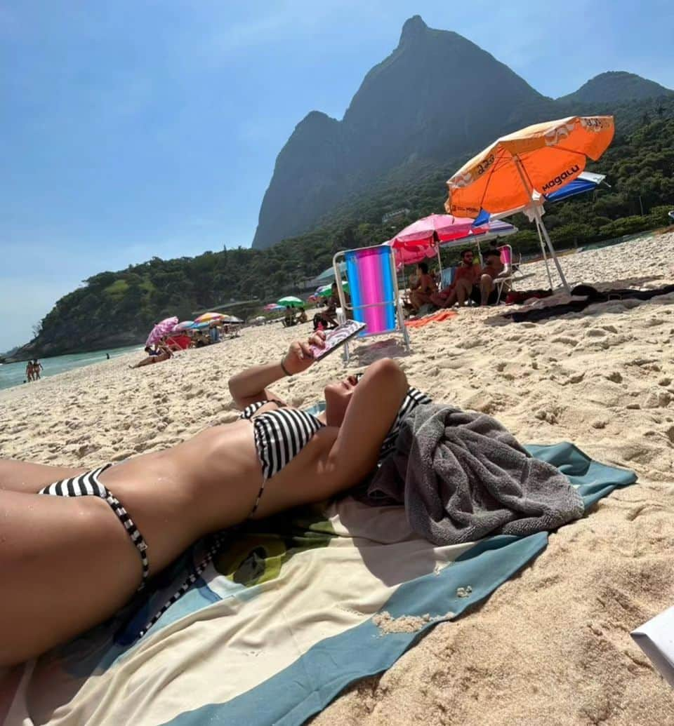 Maisa Silvaのインスタグラム：「valeu o risco!!! 🇧🇷🐶🌡🫶🏼⛱️」